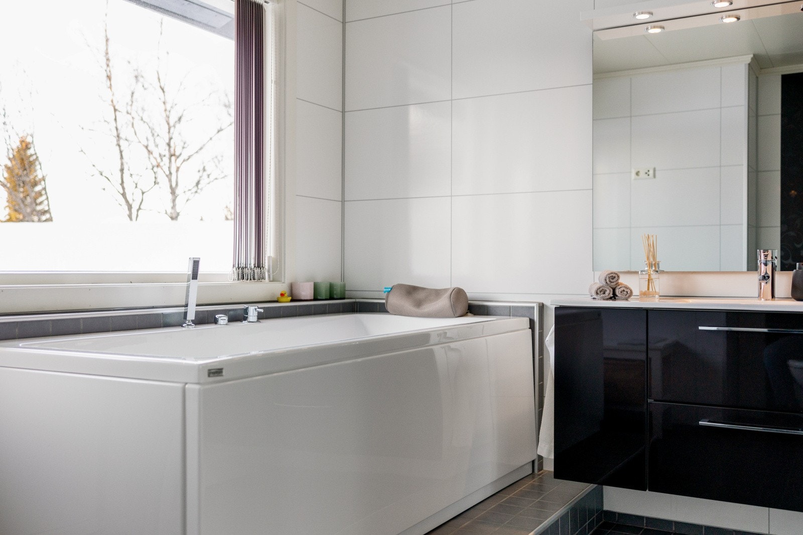 Badet holder et tidløst preg og har utgang til terrasse Galleribilde