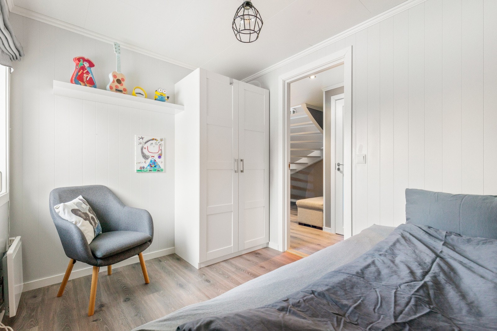 Godt med naturlig lys inn fra store vindusflater Galleribilde