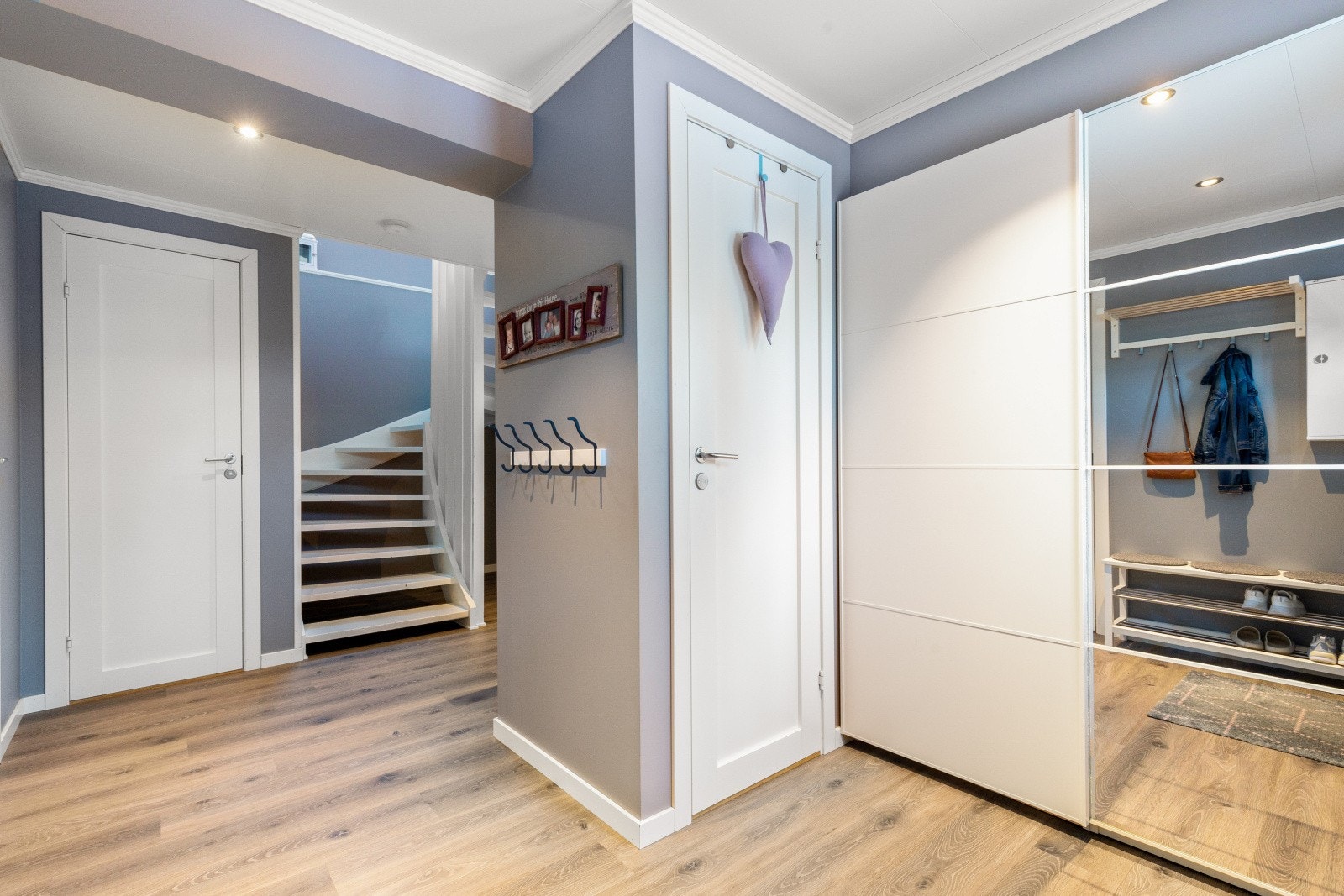 Praktisk skyvedørsgarderobe med gode oppbevaringsmuligheter Galleribilde