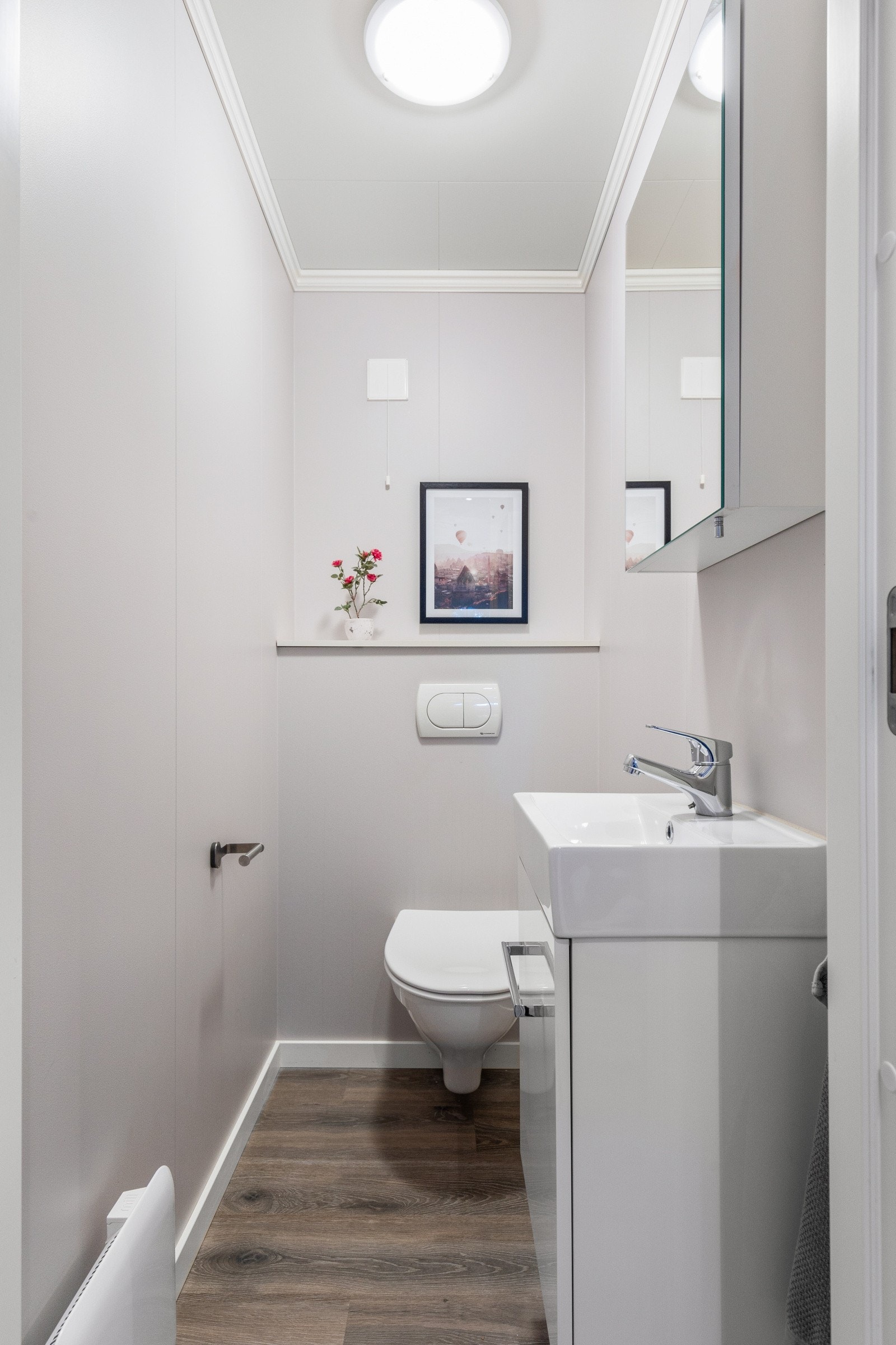 Praktisk separat toalettrom i boligens underetasje Galleribilde