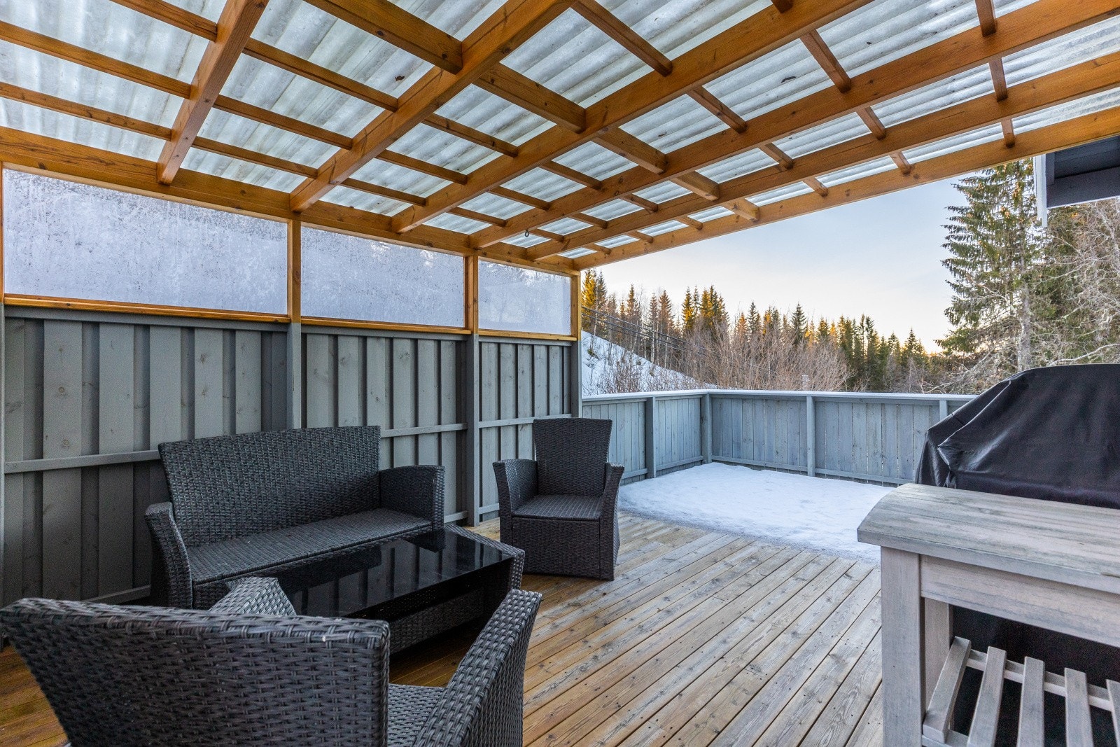 Fra stuen har du direkte utgang til en flott solrik terrasse med god plass til hyggelig sittegruppe Galleribilde