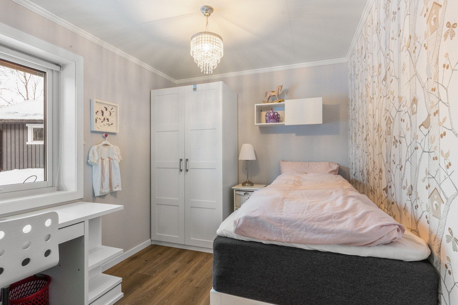 Boligens andre soverom er også av god størrelse | Rommet plass til seng, nattbord, garderobeløsning og skrivebord Galleribilde