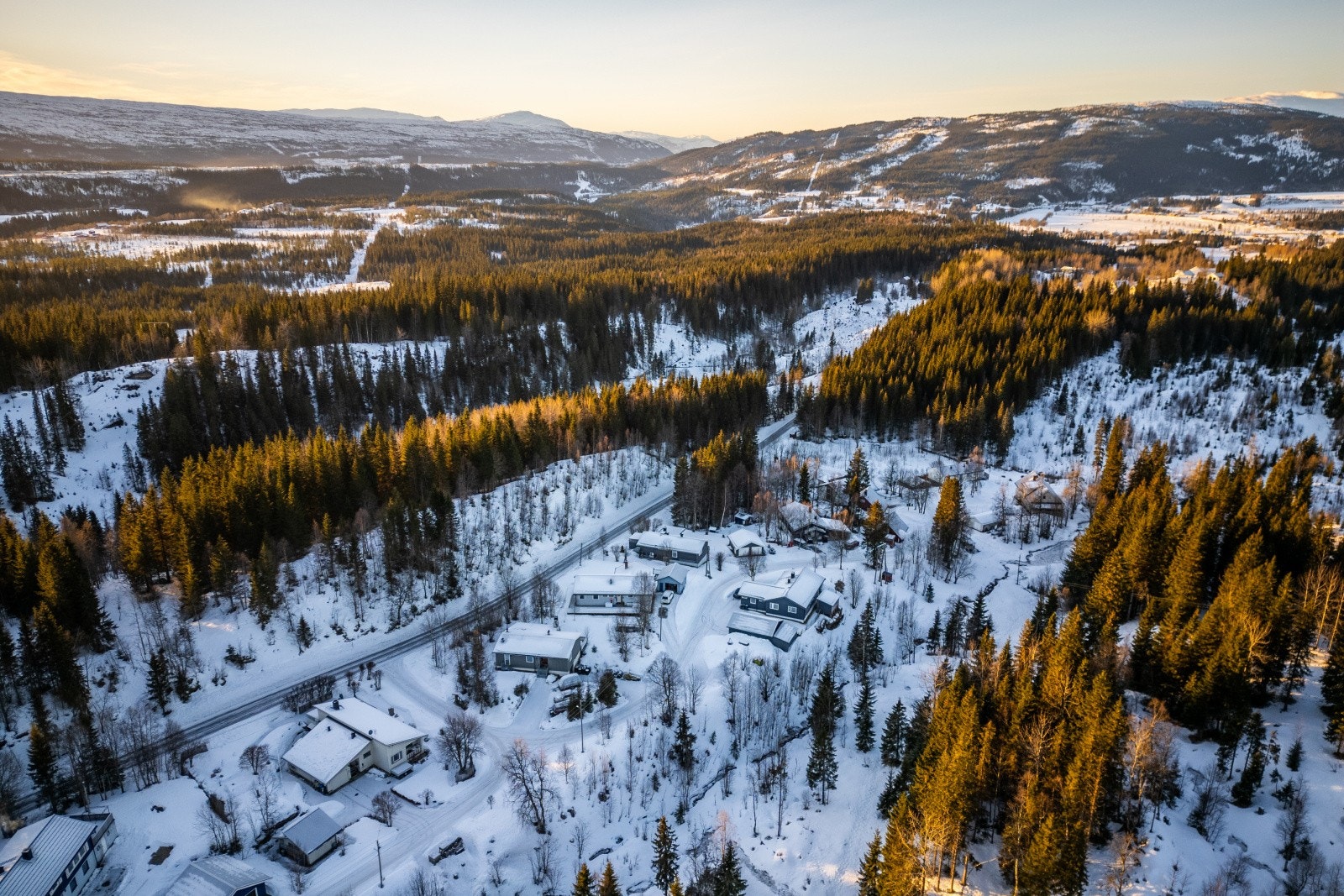 Boligen ligger fint til med svært gode solforhold Galleribilde