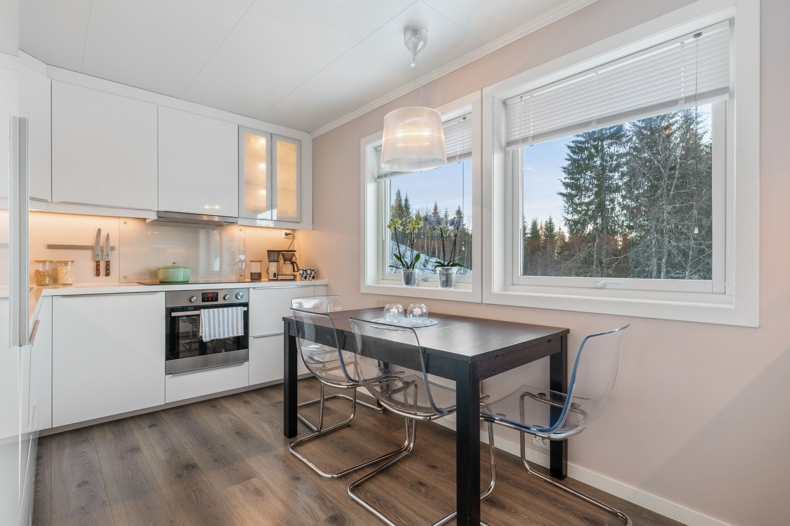 Kjøkkeninnredning fra 2013 og integrerte hvitevarer Galleribilde