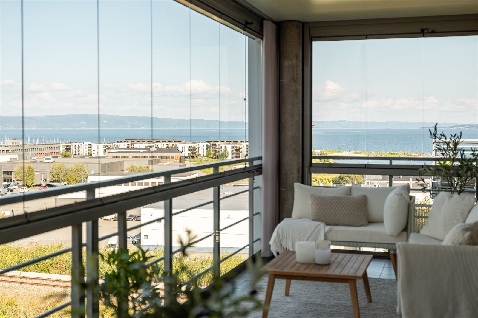 Beliggende på Grilstad har man gangavstand til alt man trenger av servicefasiliteter. Grilstadporten byr på treningssenter, søndagsåpen dagligvare, apotek, frisør mm. Med andre ord har man alt man trenger i nærområdet. Galleribilde