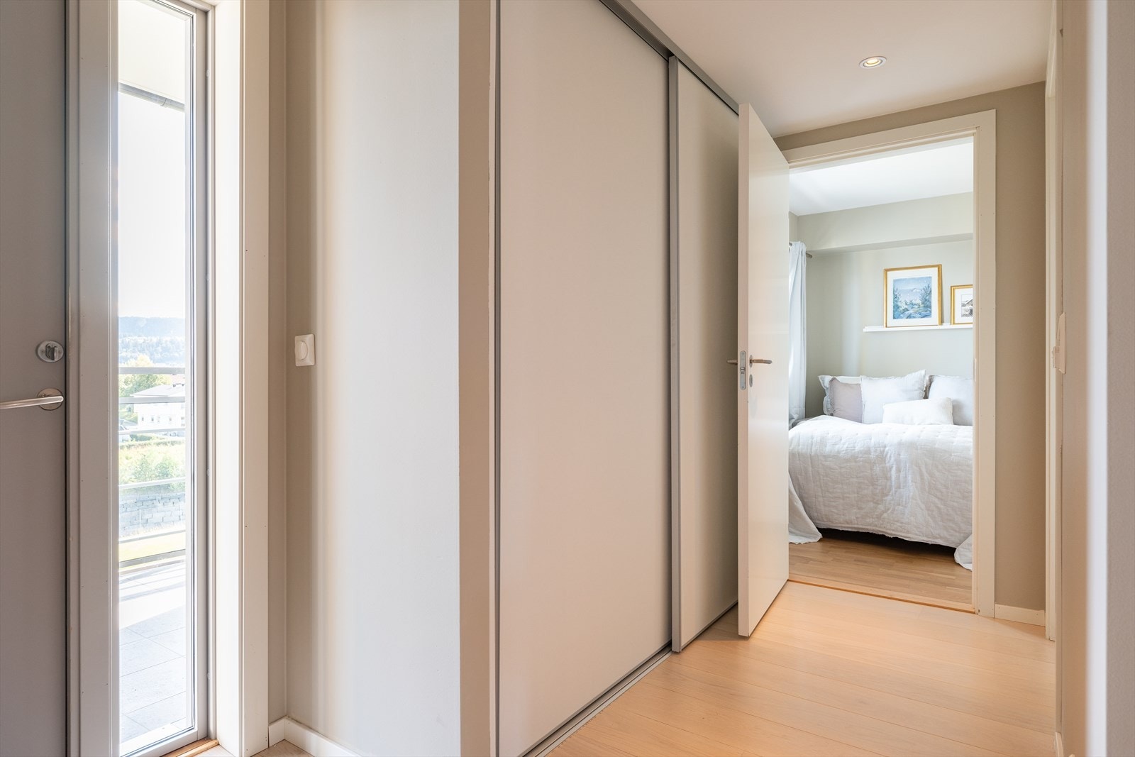 Integrert skyvedørsgarderobe ved inngangsparti med god plass til oppbevaring av yttertøy. Galleribilde