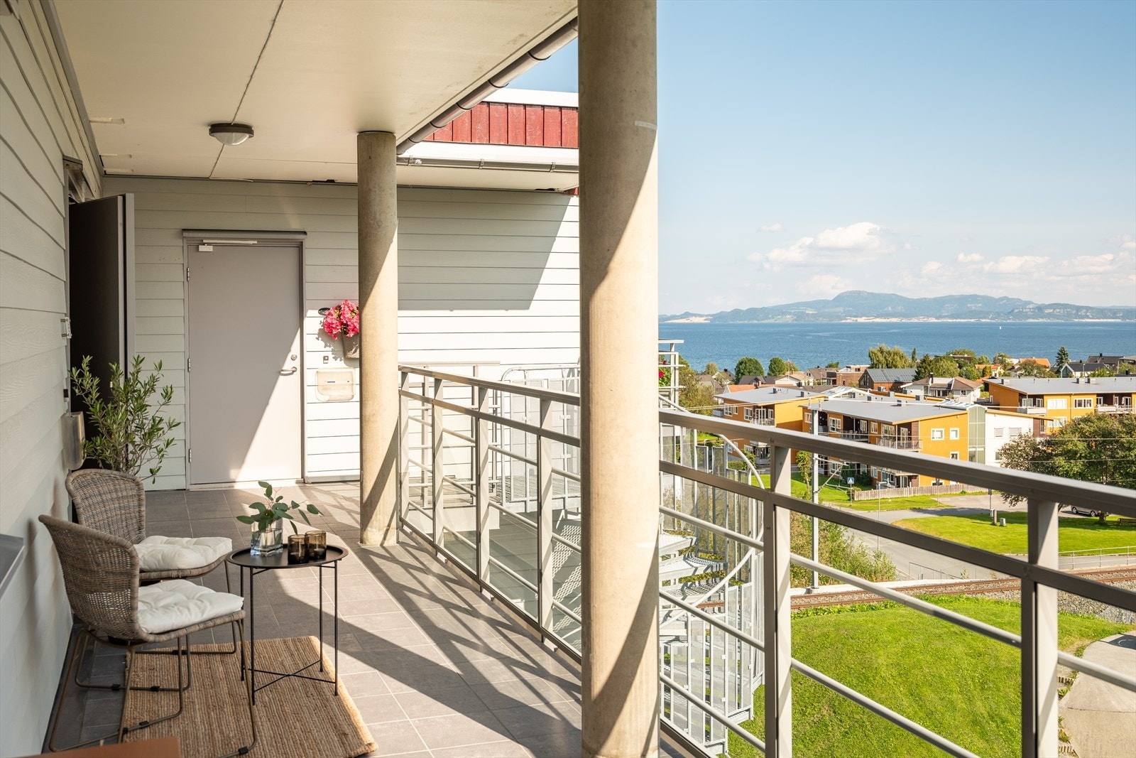 Boligen har adkomst via svalgang, hvor det er heis som tar deg direkte opp til leilighetens plan. Galleribilde