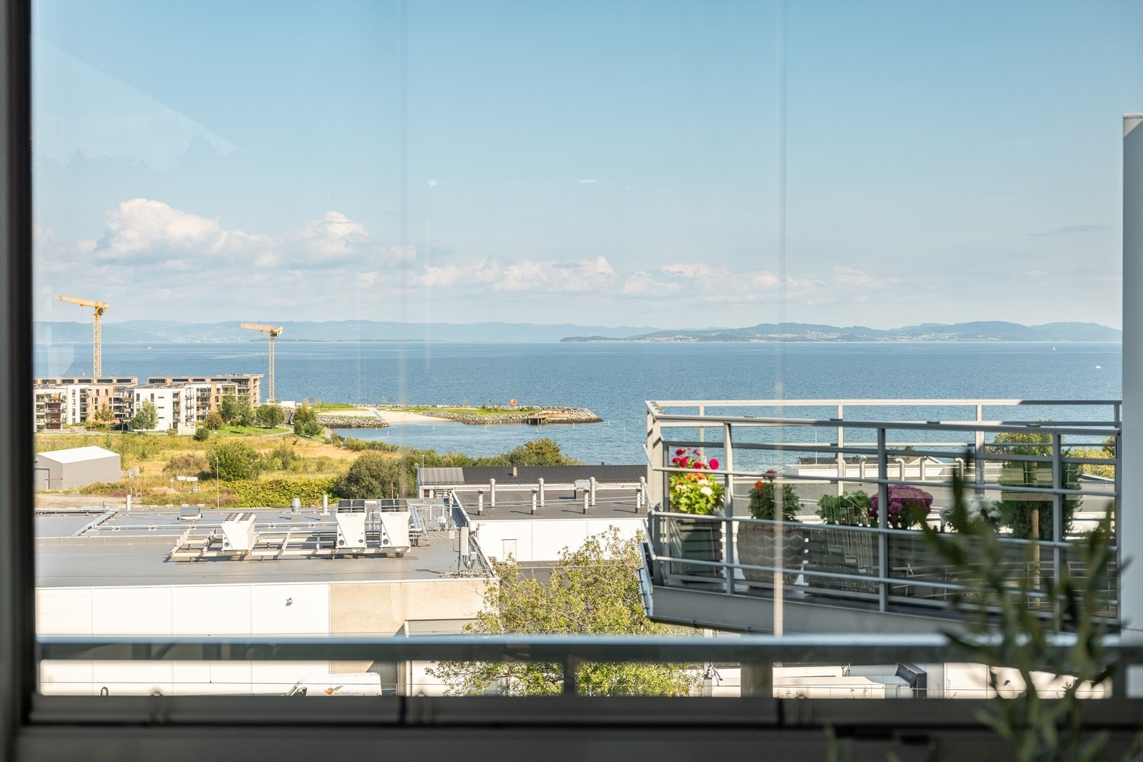 Eksepsjonelle utsiktsforhold mot den nyetablerte stranden på Fullriggerøya. Galleribilde