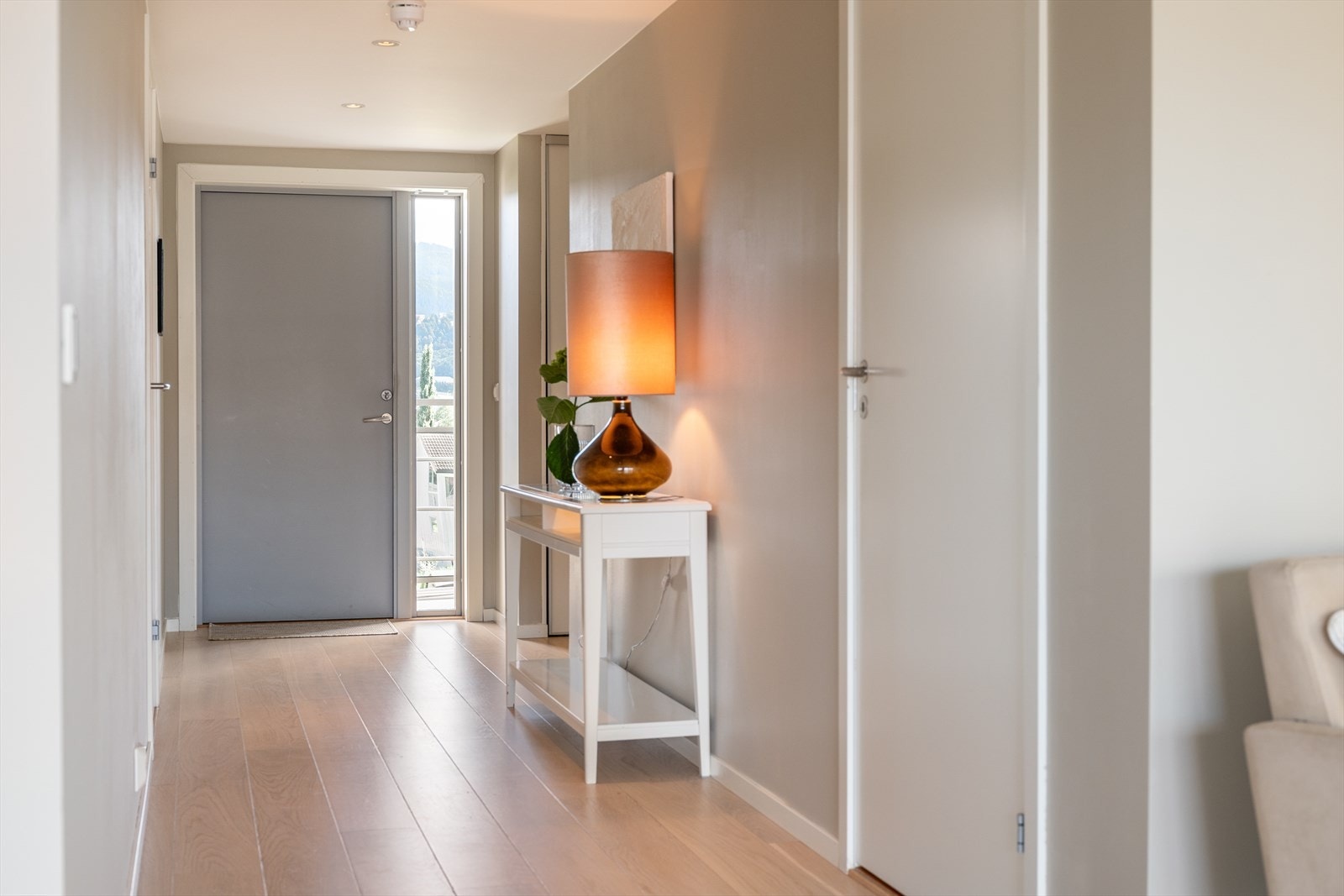 Sameiet har en gjesteparkering like utenfor leiligheten, hvor besøkende kan parkere. Galleribilde