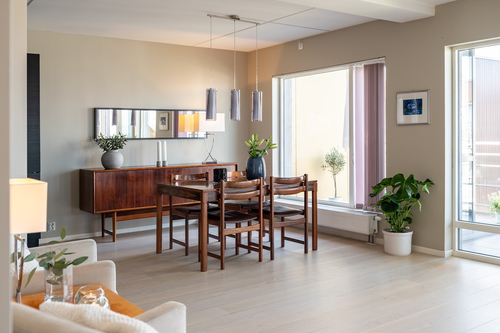 Mellom kjøkkenet og stuen får spisestuen sin naturlige lokasjon. Her er det god plass til å etablere en større spisegruppe dersom man ønsker det. Galleribilde