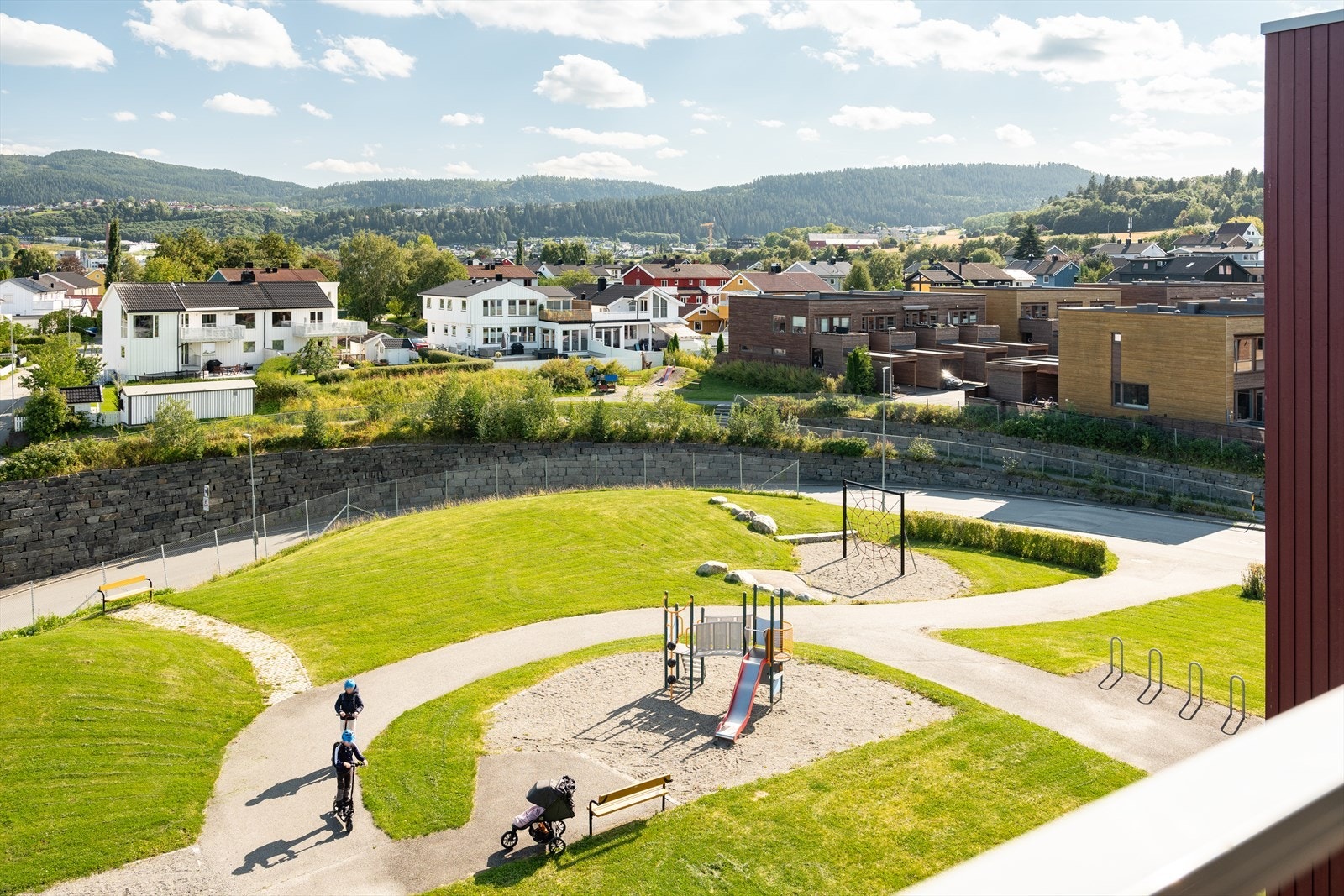 Hyggelig og pent opparbeidet lekeplass like utenfor leiligheten. Galleribilde