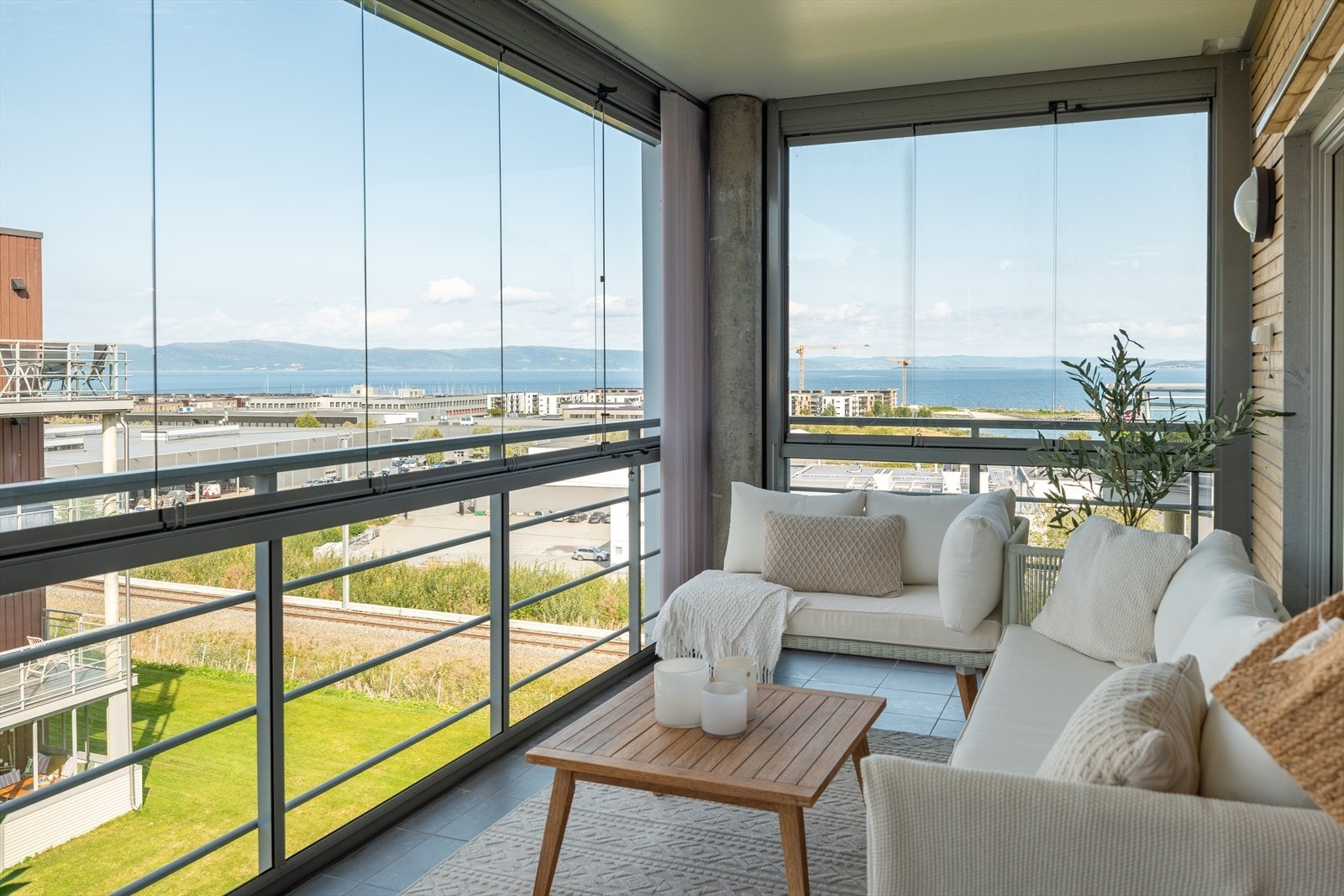 Med en fantastisk beliggenhet i toppetasje får man panoramautsikt over Trondheimsfjorden og Grilstad Marina forøvrig. Galleribilde