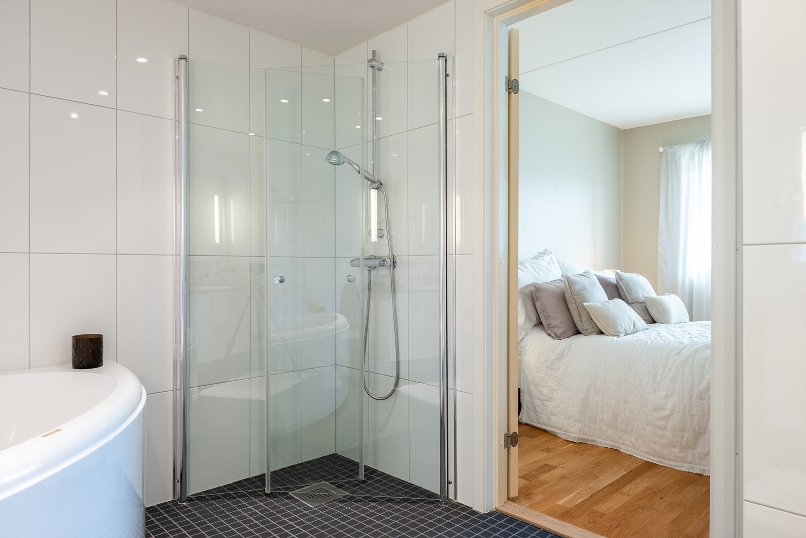 Hovedsoverommet byr på en-suite flislagt baderom på hele 7,5m². Galleribilde