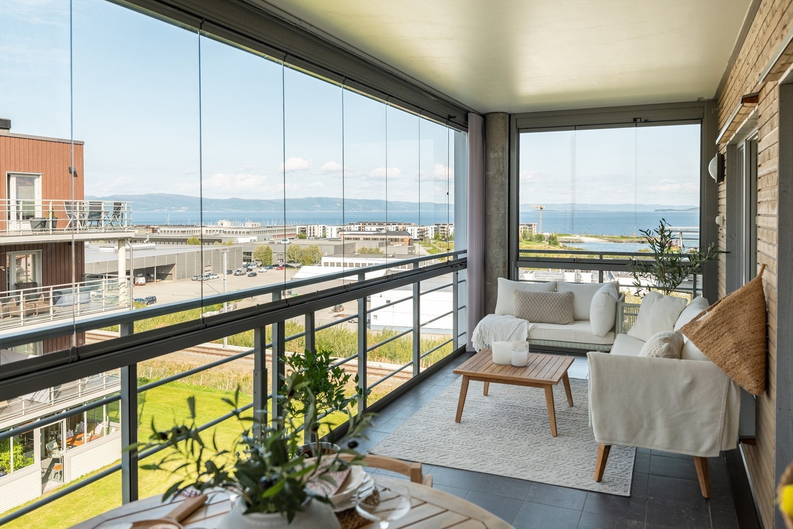 Leiligheten byr på to balkonger, hvor den innglasserte er på romslige 18m². Vinduene kan åpnes opp og skyves til siden for en åpen løsning. Galleribilde