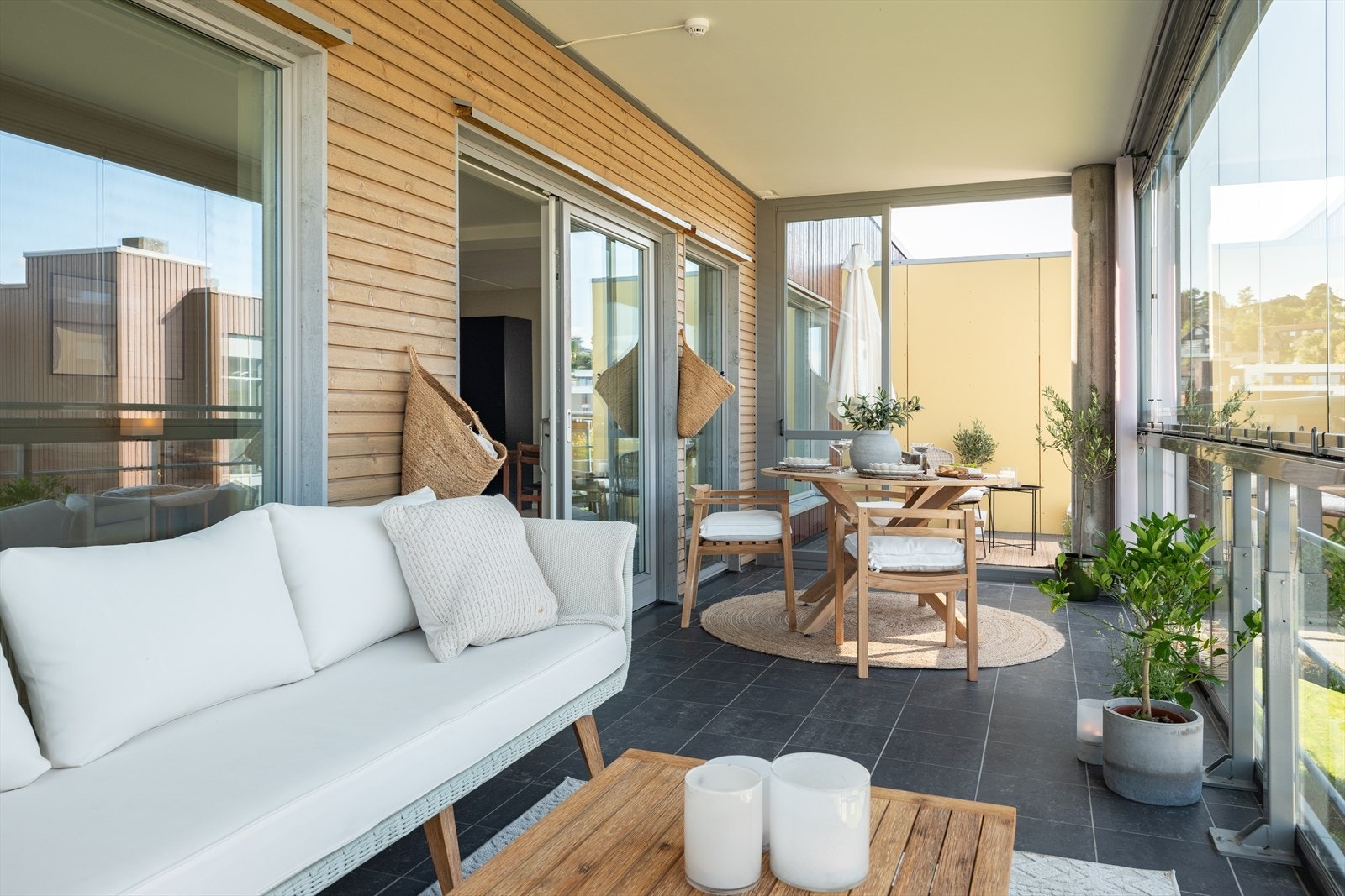 Balkongen blir en naturlig forlengelse av stuerommet. Galleribilde