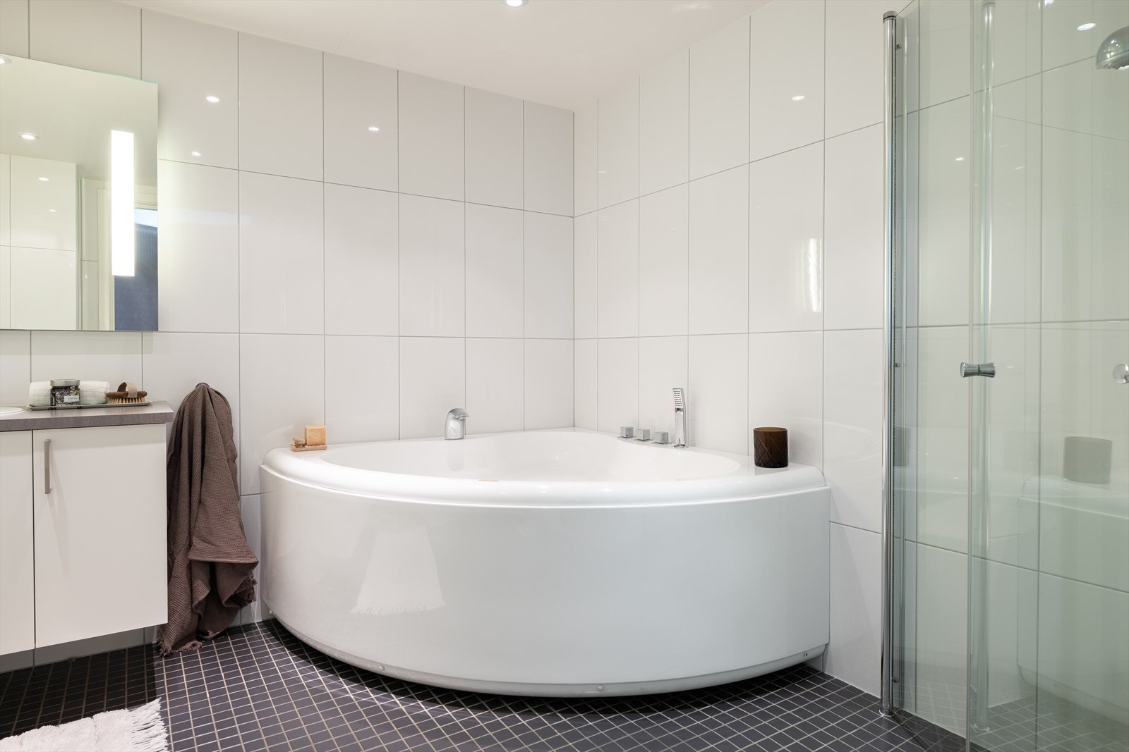 Her får man kvaliteter som badekar, vegghengt innredning og toalett, dusjhjørne og varmekabler i gulv. Galleribilde