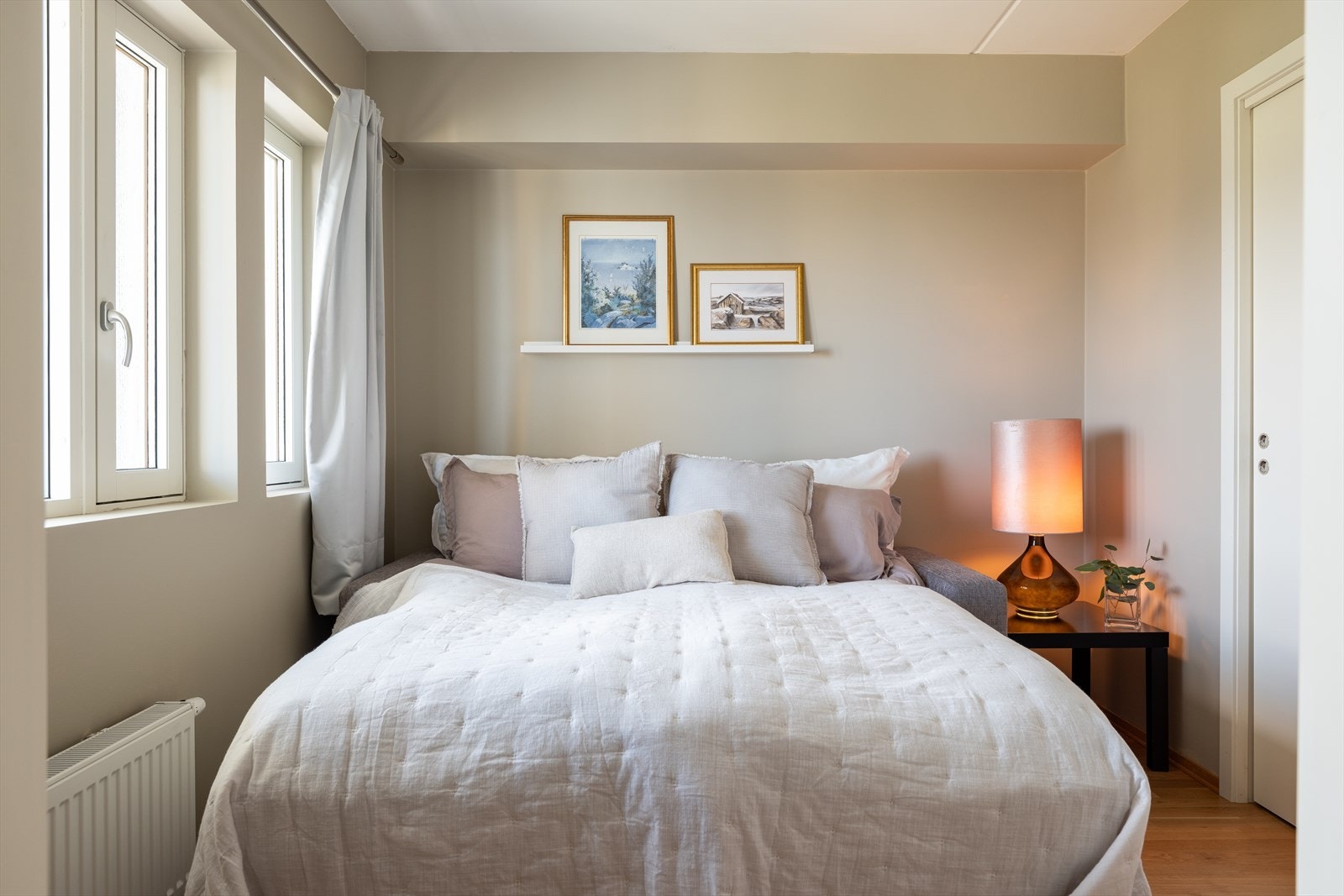 Det andre soverommet er på 8m². Dette soverommet innehar bod/walk-in garderobe på 3,5m². Galleribilde