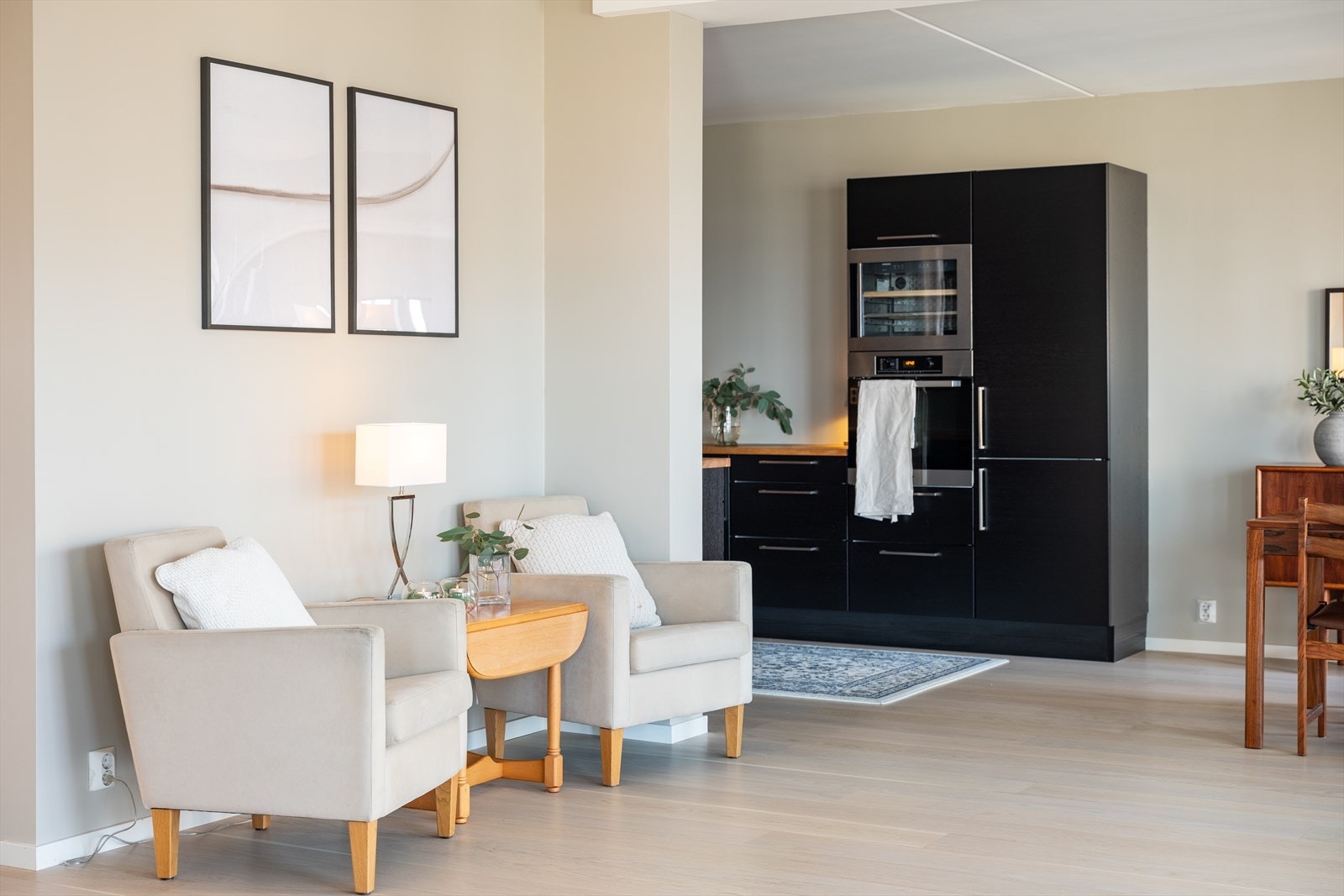 Leiligheten ble i august 2024 oppmalt i tidløse og delikate fargevalg, med Soothing Beige fra Jotun på alle vegger. Galleribilde