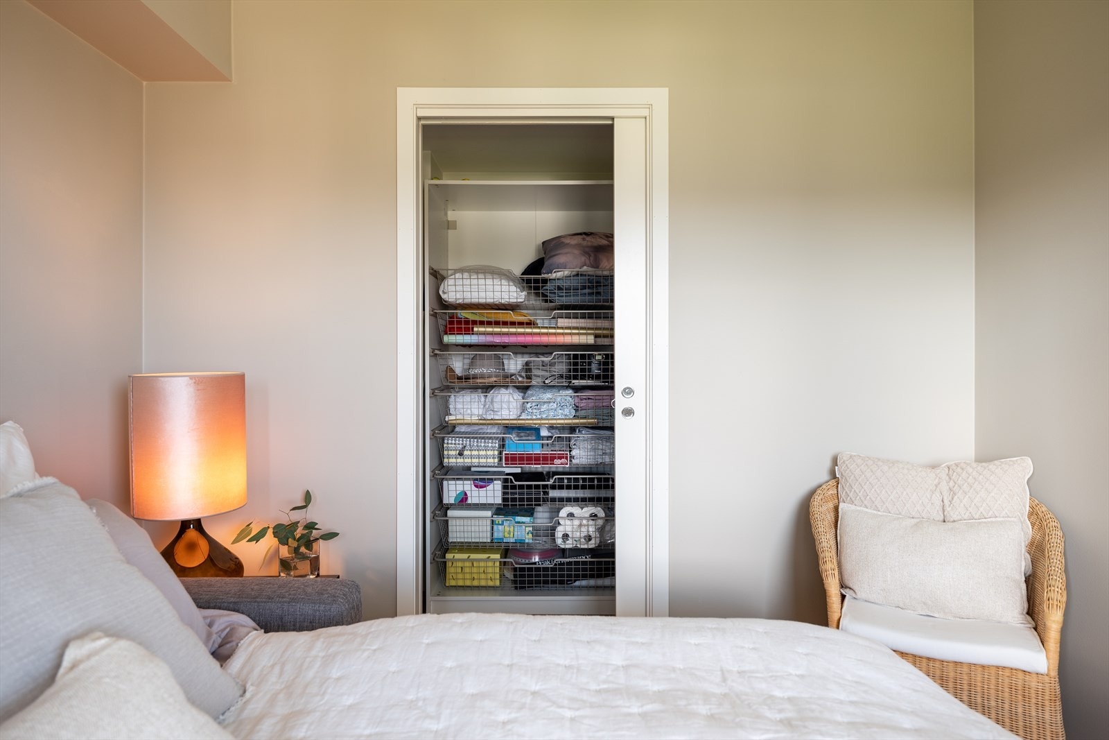 Rommet er i likhet med resten av leiligheten nylig oppmalt i Soothing Beige. Galleribilde