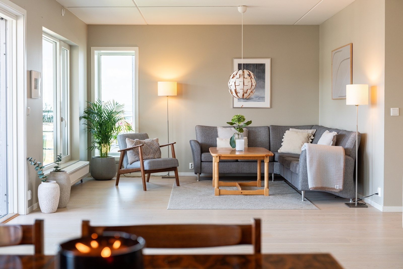 Leiligheten er av god størrelse, og strekker seg over 105m² BRA-I. Boligen innehar en romslig stue- og kjøkkenløsning, 2 store soverom , 2 baderom, vaskerom, en romslig entré samt innvendig bod. Galleribilde