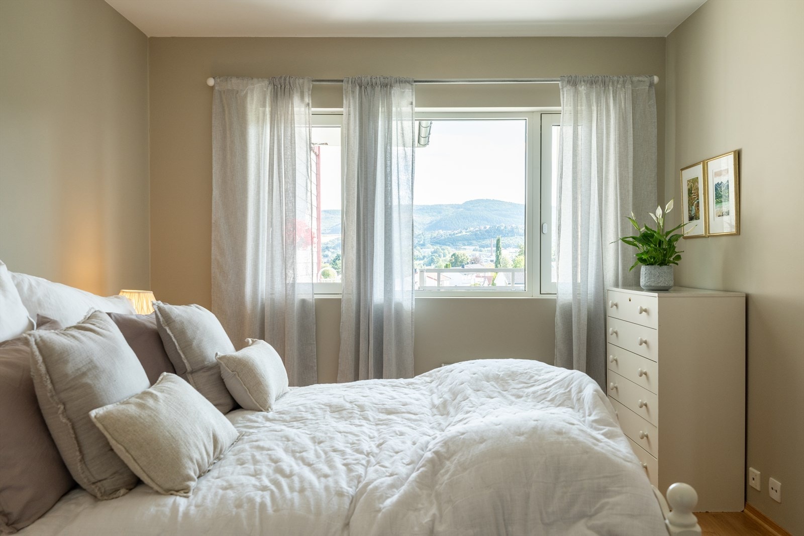 Soverommene ligger vendt ut mot parkområde, og det er derav ingen innsyn. Galleribilde