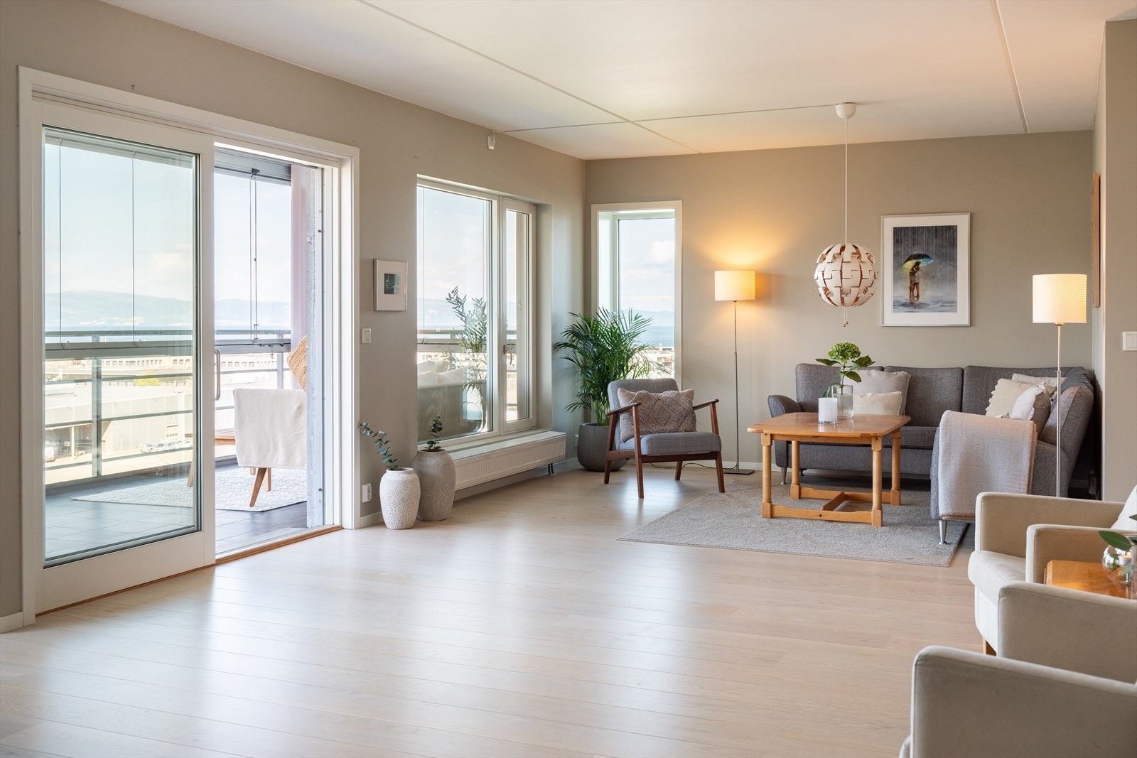 Velkommen til Grilstad Park og denne svært innbydende toppleiligheten med en eksepsjonelt god beliggenhet. Galleribilde