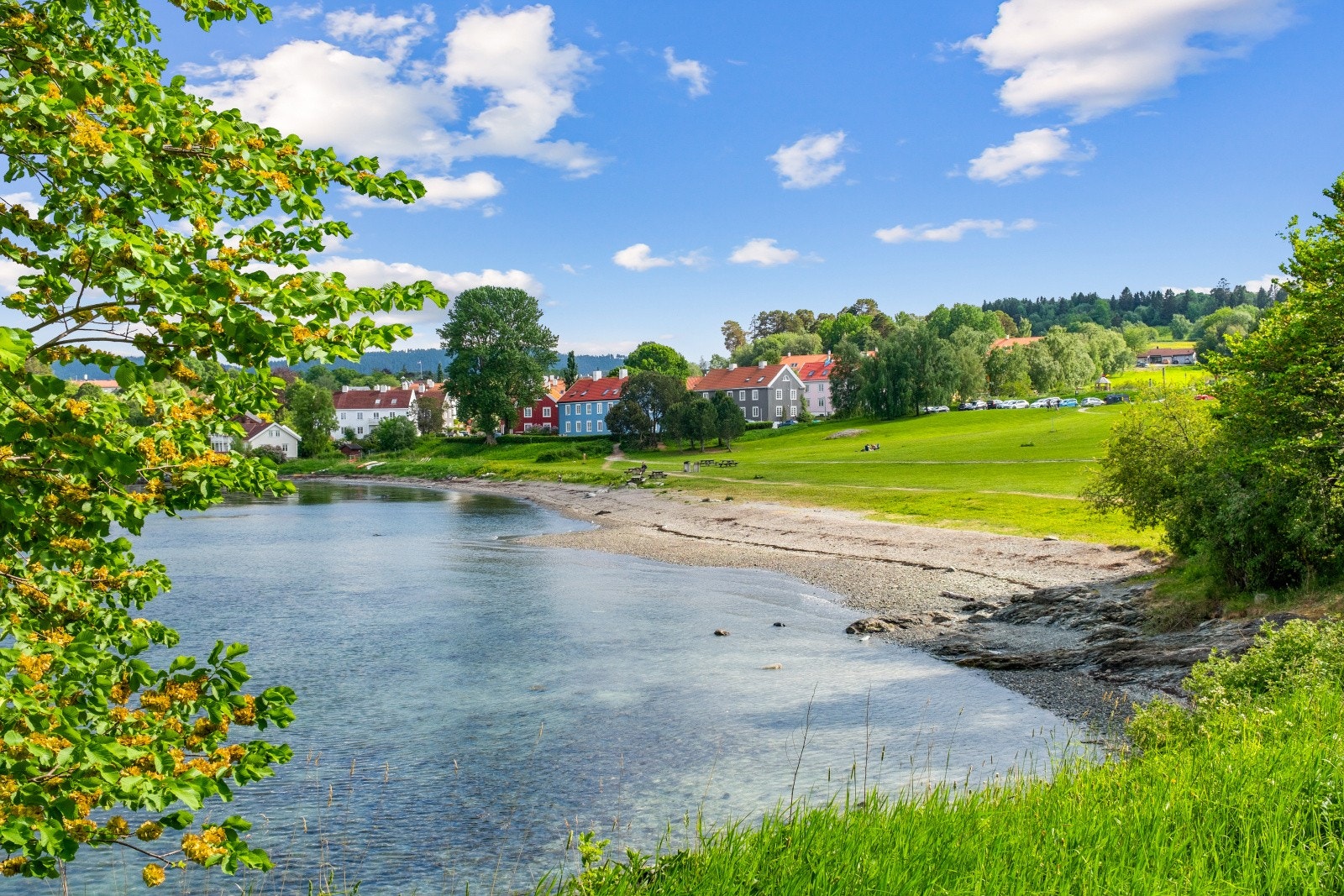 Fra Grilstad kan man gå Ladestien som strekker seg ca. 14 kilometer, hvor man passerer hyggelige områder som Rotvollfjæra. Det er rikelig med bademuligheter langs stien. Galleribilde