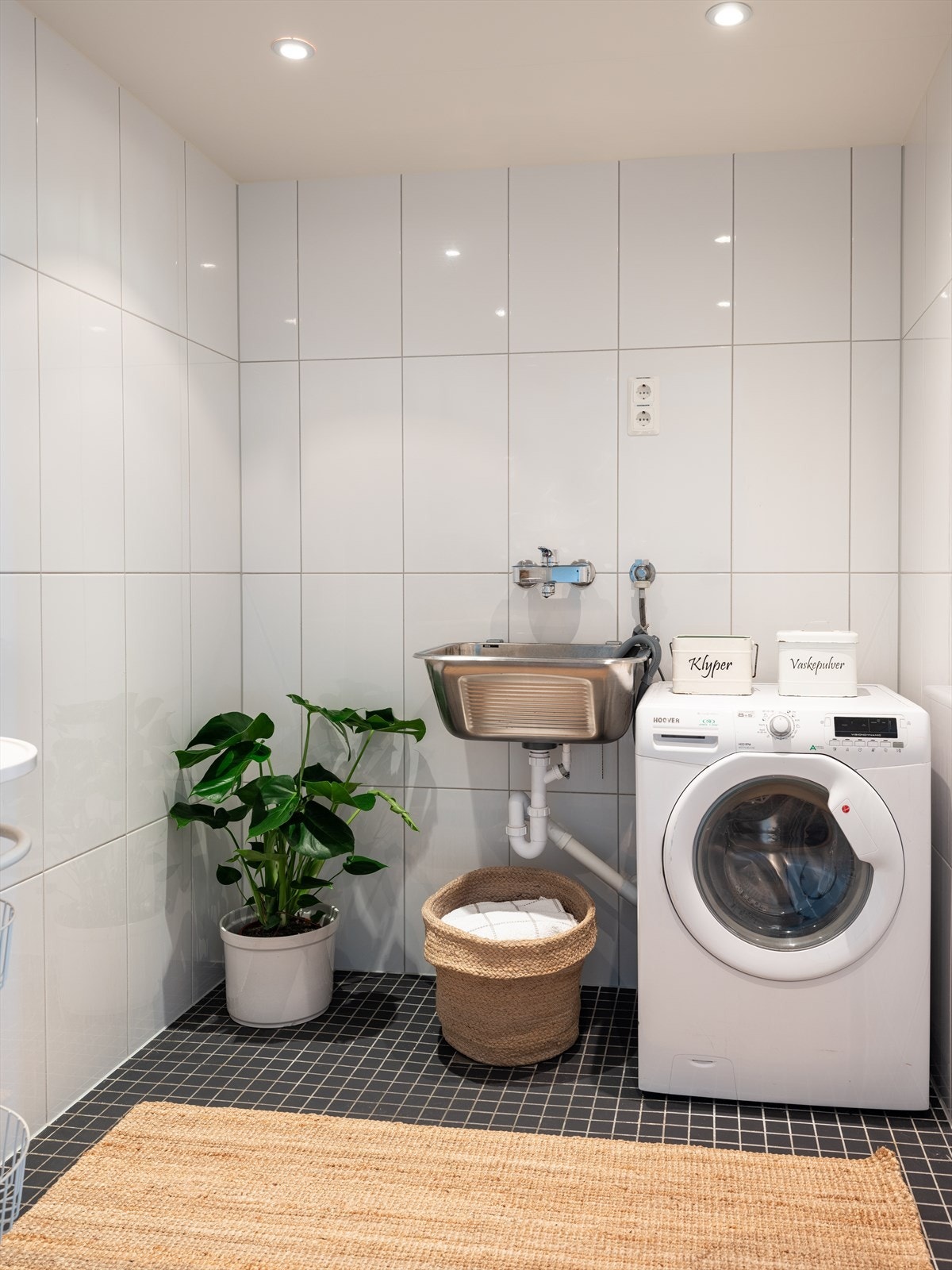 Leiligheten byr på et praktisk adskilt vaskerom på 3,5m², vurdert til tilstandsgrad 1 av takstmann. Galleribilde