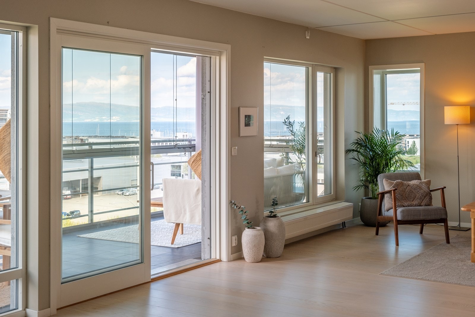 Med vinduer i flere himmelretninger får man rikelig med naturlig lysinnslipp, noe som gjør at leiligheten oppleves svært luftig. Galleribilde