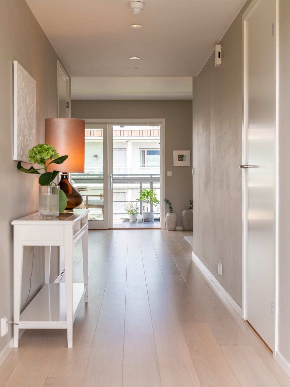 Når man kommer inn i boligen trer man inn i entréen på 13,5m². Gangen oppleves svært romslig, og gir et godt førsteinntrykk til leiligheten. Galleribilde