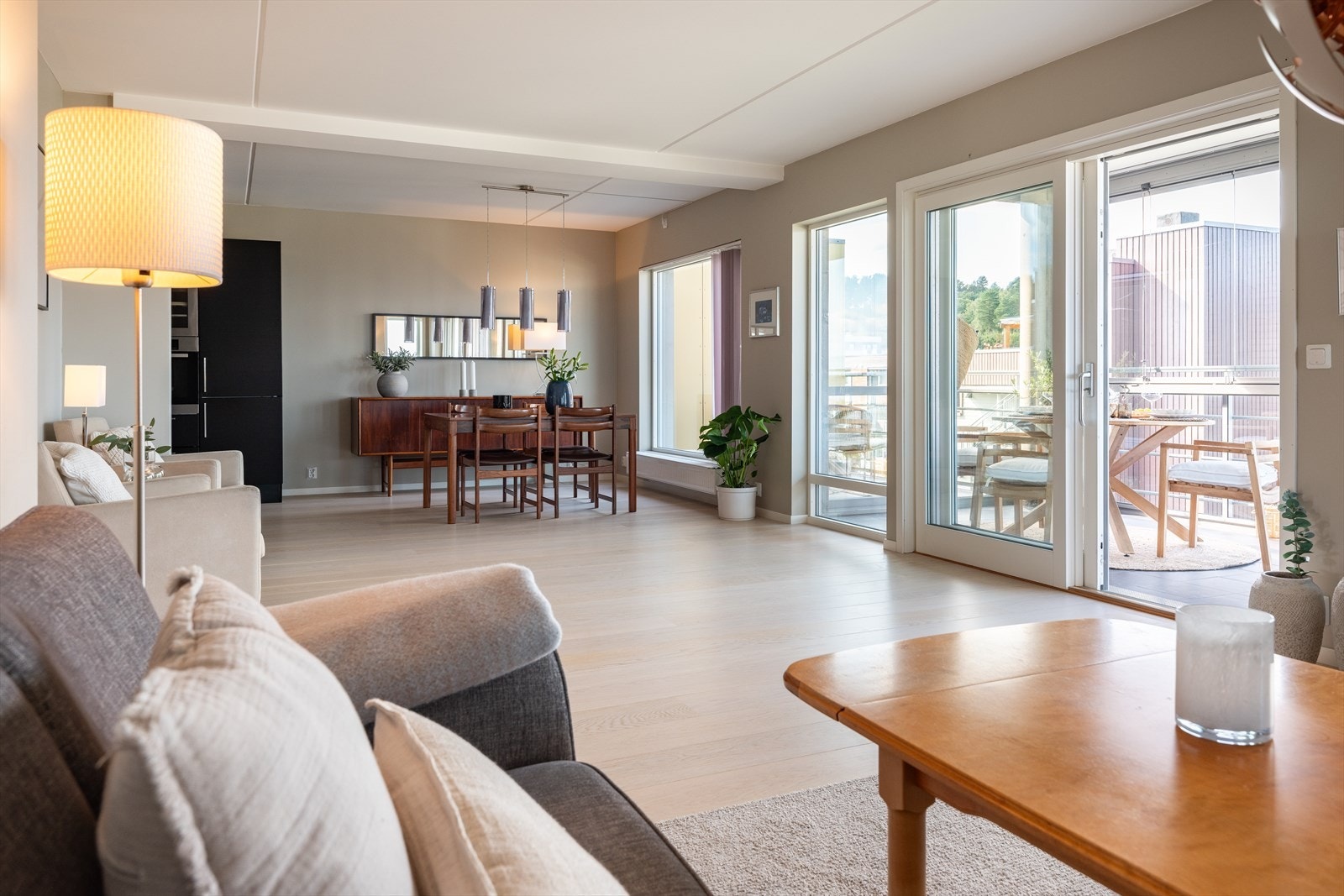 Den åpne stue- og kjøkkenløsningen strekker seg over 46,5m², og gir rom for å møblere i flere soner. Galleribilde