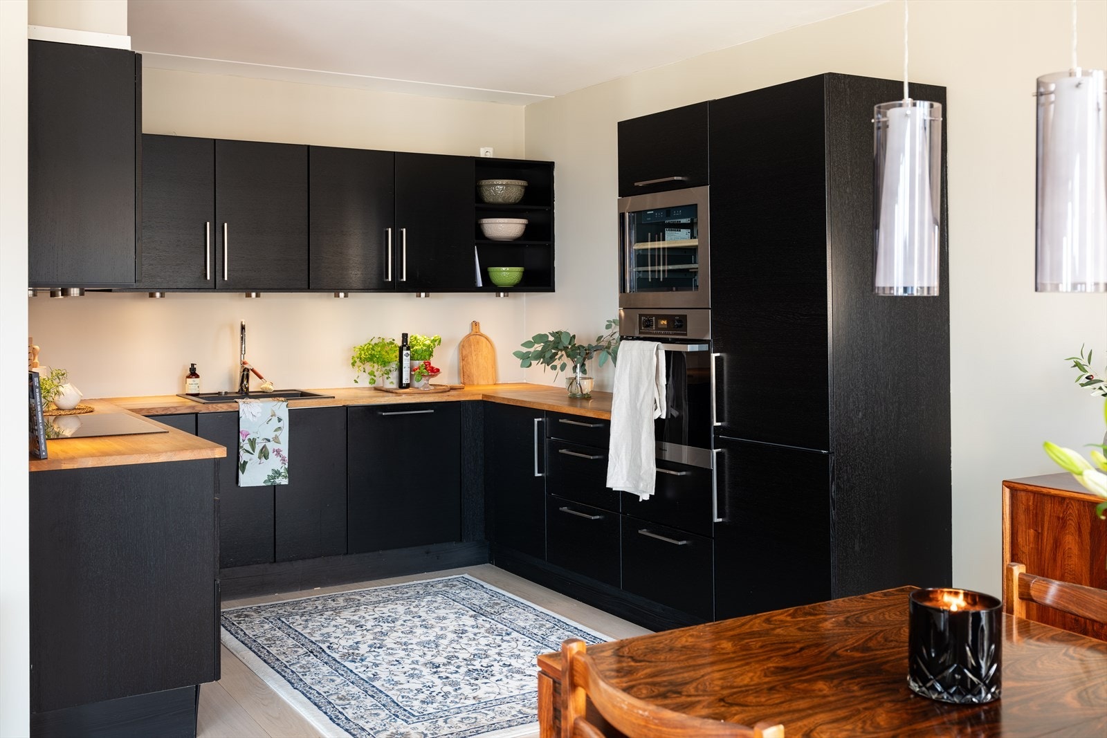 Tidløst og moderne kjøkken som byr på mye skap- og benkeplass. Videre medfølger integrerte hvitevarer som platetopp, stekovn, oppvaskmaskin, kjøl/frys og vinskap. Galleribilde