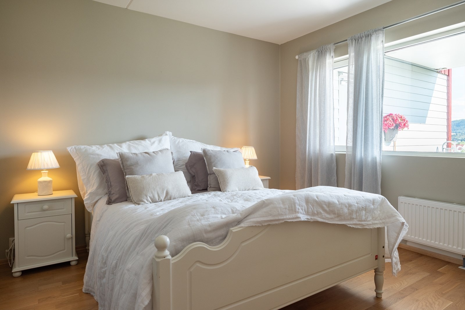 Hovedsoverommet strekker seg over 11,5m², med god plass til dobbeltseng med tilhørende møblement. Også dette rommet oppmalt i 2024. Galleribilde