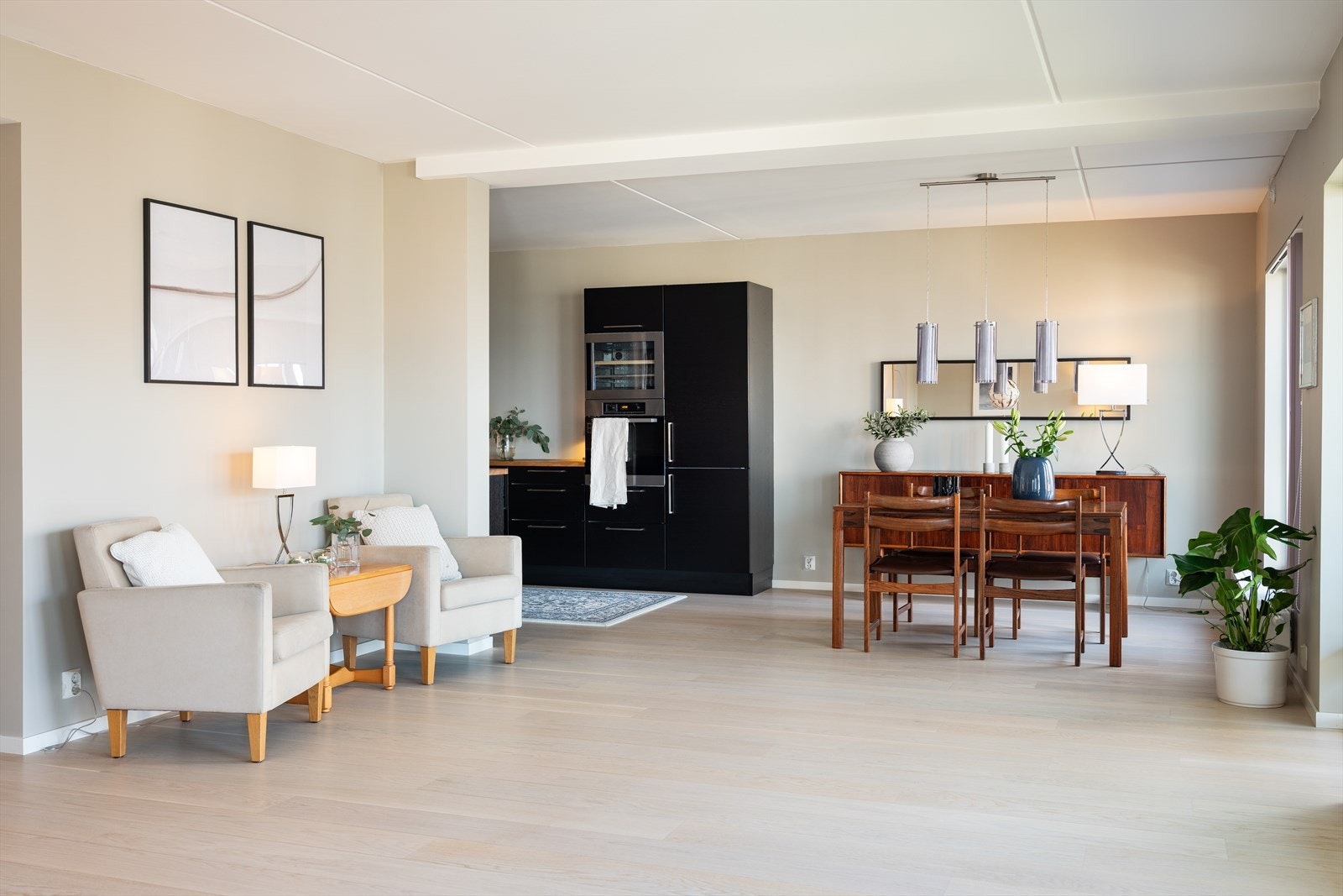 Leiligheten holder en gjennomgående moderne standard fra byggeår 2013, med kvaliteter som balansert ventilasjon og fjernvarme. Galleribilde