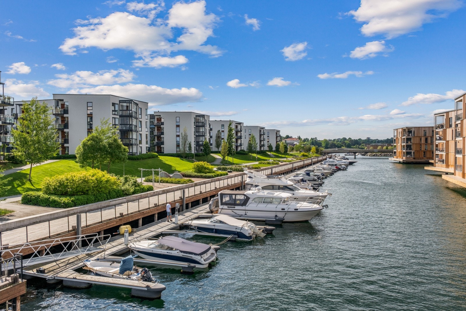 Fra leiligheten er det kort gange til Grilstad Marina, hvor man finner alt man trenger i hverdagen. Her finner man både treningssenter, søndagsåpen butikk, frisør, apotek mm. Galleribilde