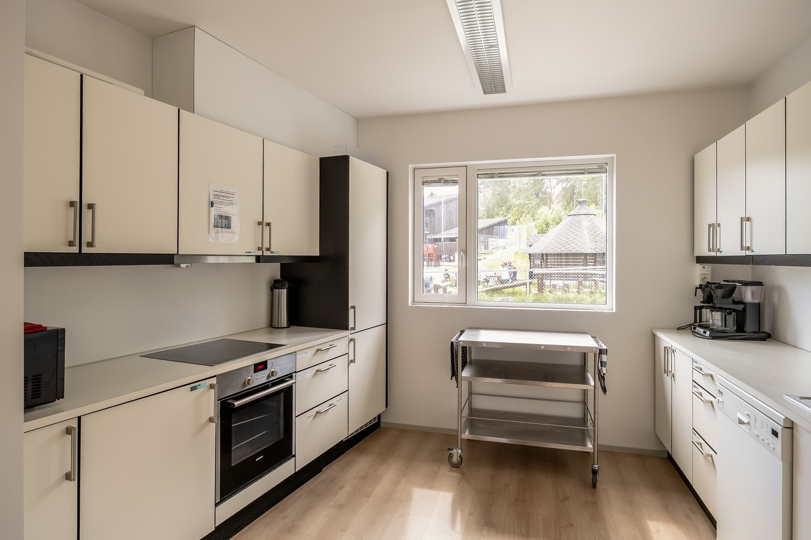 Selskapslokalet har både garderobe, kjøkken, toalett og lekerom for de minste. Galleribilde