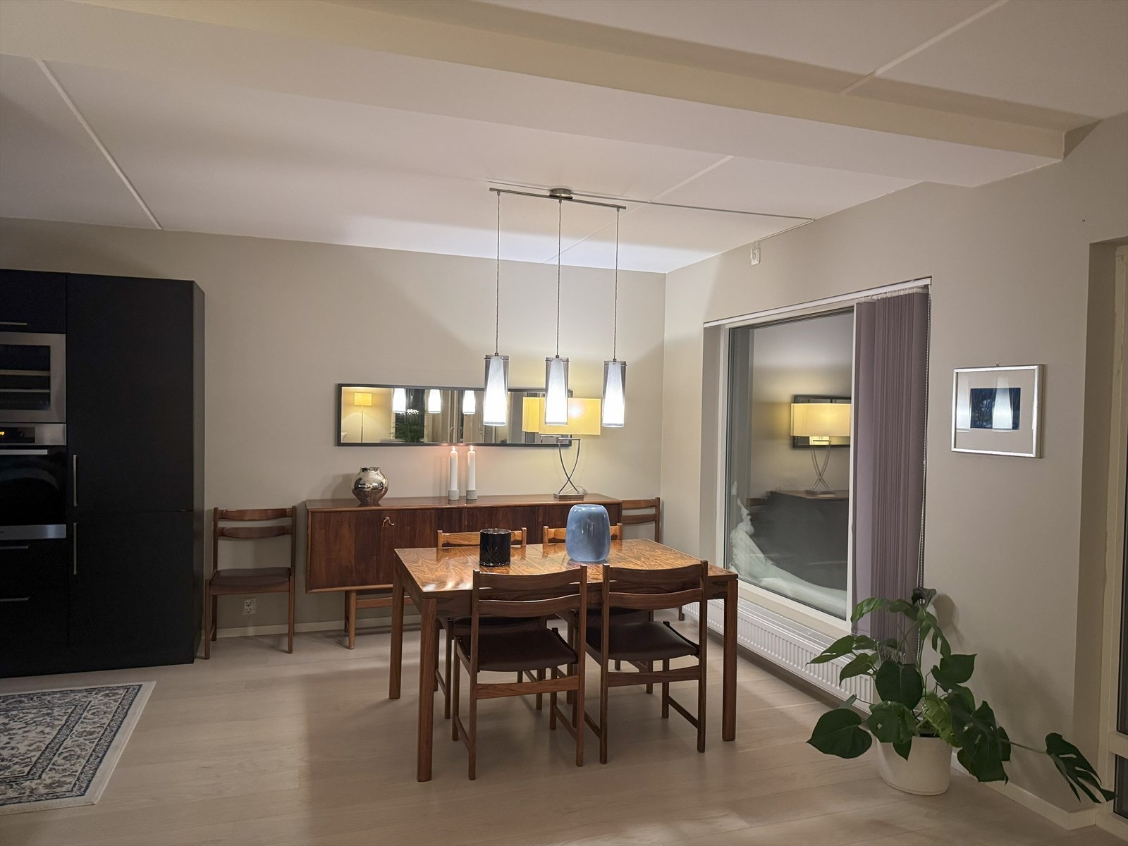 Det er mye inkludert i de månedlige felleskostnadene, med blant annet vedlikehold, fjernvarme, velforeningskontigent, TV, internett, vaktmestertjenester og trappevask. Galleribilde