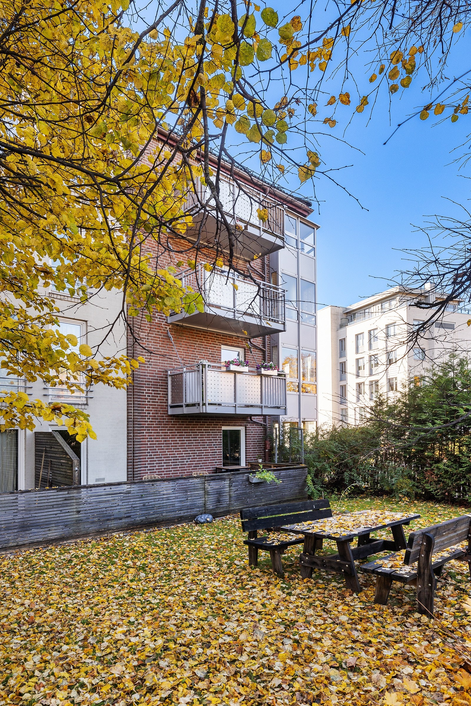 Det er garasjekjeller i bygget med sporadisk salg og utleie av plasser. Galleribilde