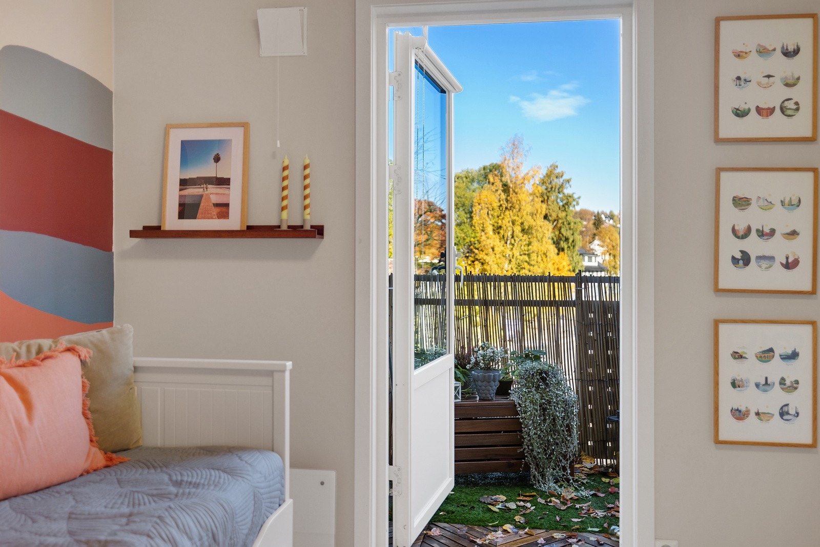 Fra soverommet er det utgang til nord-vendt balkong. Galleribilde