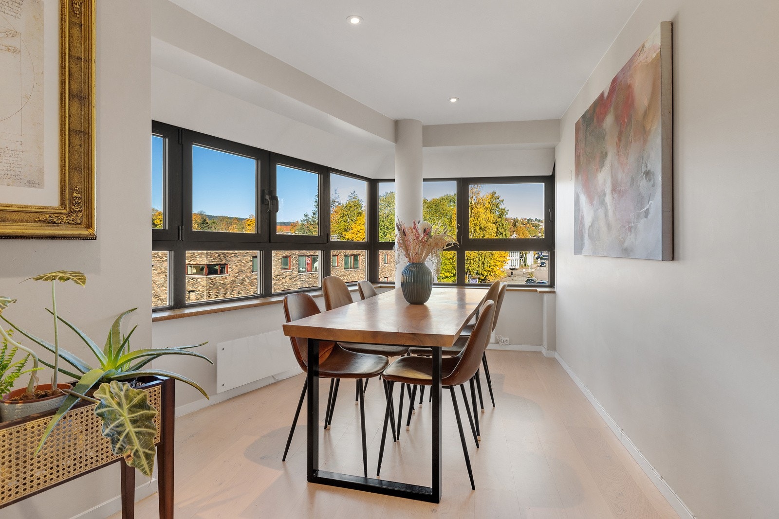 Stuen er romslig med god soneinndeling - spisestue i egen sone (tidligere vinterhage). Galleribilde