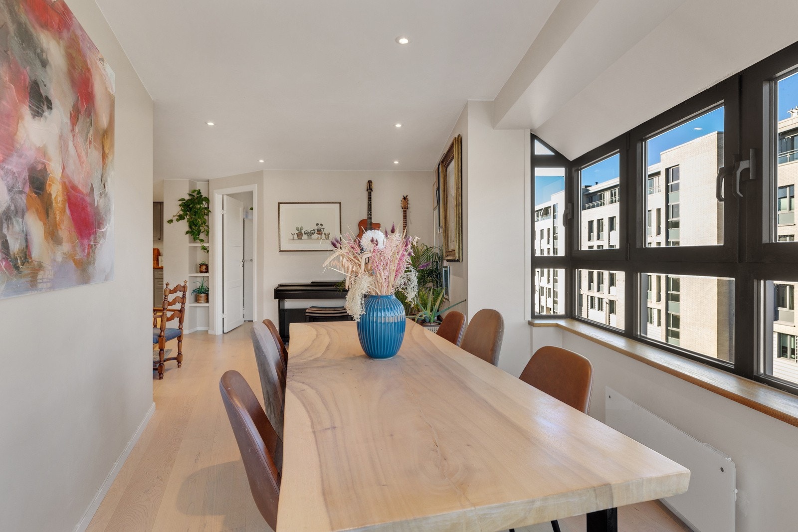 Boligen fremstår som moderne med tidsriktige farge- og materialvalg. Galleribilde