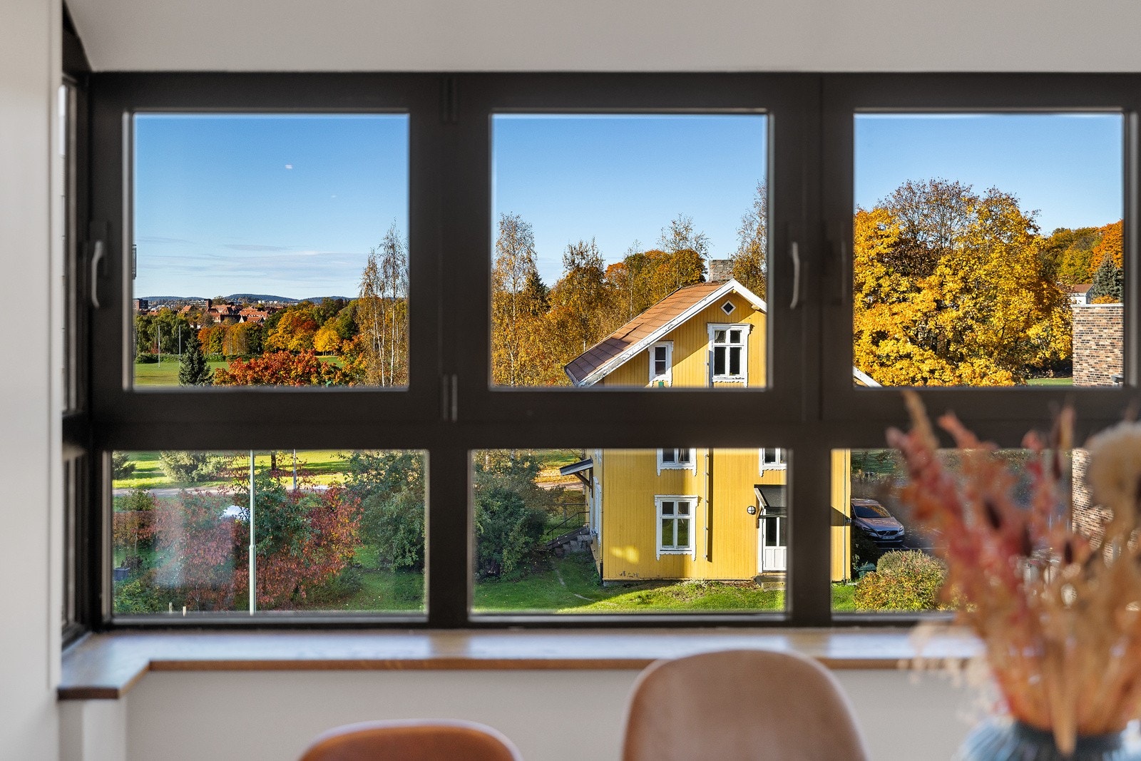 Boligen ligger høyt og fritt i byggets øverste etasje med lite innsyn. Galleribilde