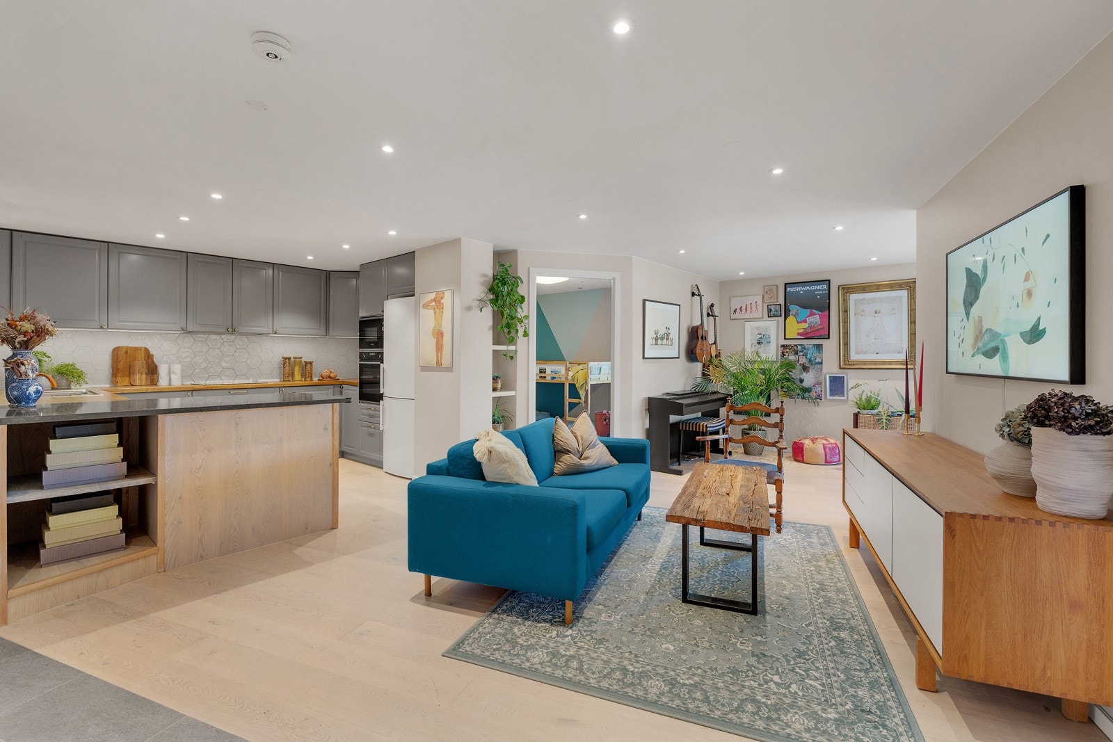 Sosial og åpen kjøkkenløsning. Galleribilde