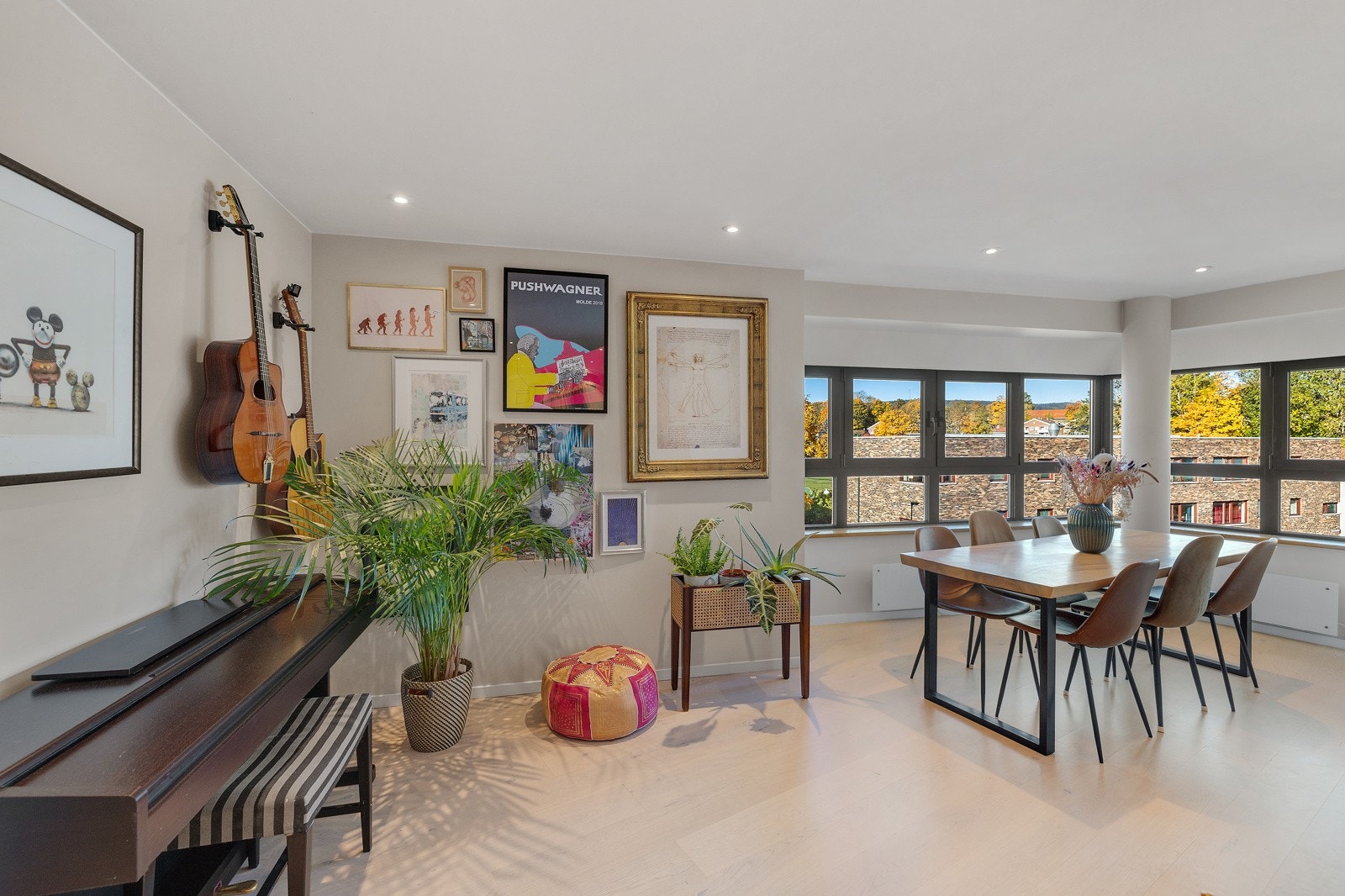 Leiligheten byr på flere sosial soner som gir flere møbleringsmuligheter. Galleribilde