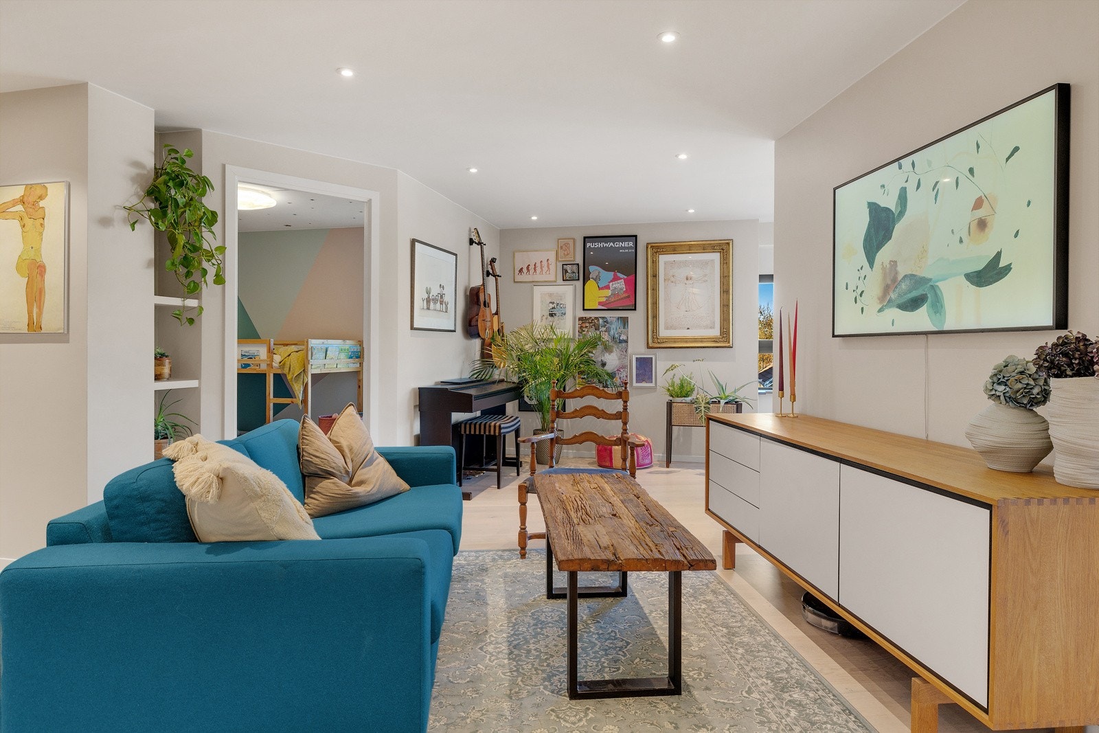 God plass til sofagruppe med mediemøblement. Galleribilde