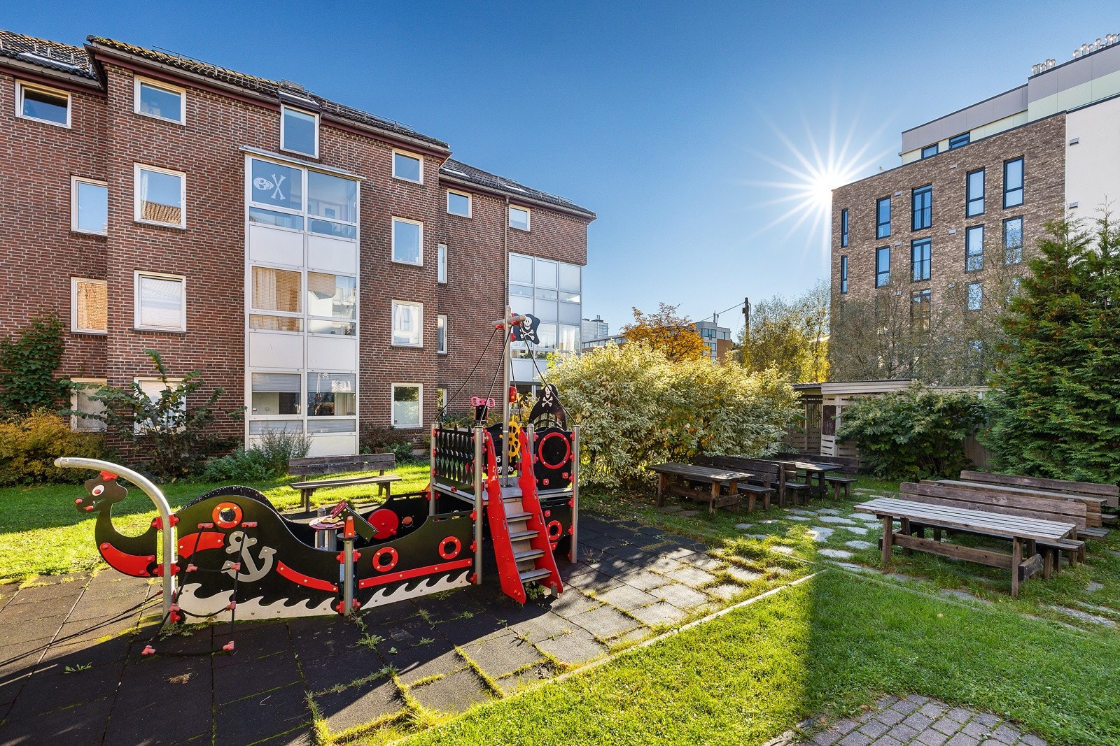 Svært barnevennlig med lekeapparater for de minste. Galleribilde