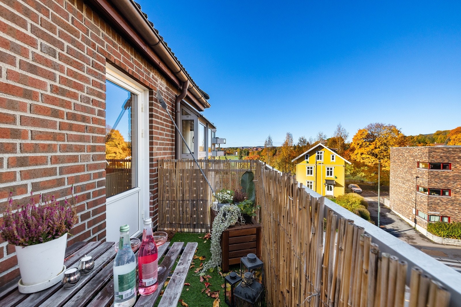 Høyt og fritt beliggende med utsyn mot Voldsløkka og Badebakken. Galleribilde