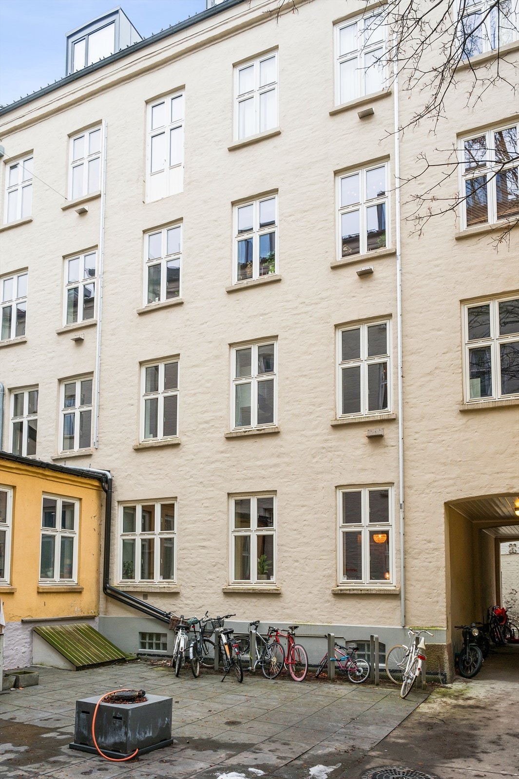 Gårdsrom for Markveien 30B. Leiligheten ligger tilbaketrukket til i indre gård, med alt av butikker og fasiliteter like utenfor porten! Galleribilde