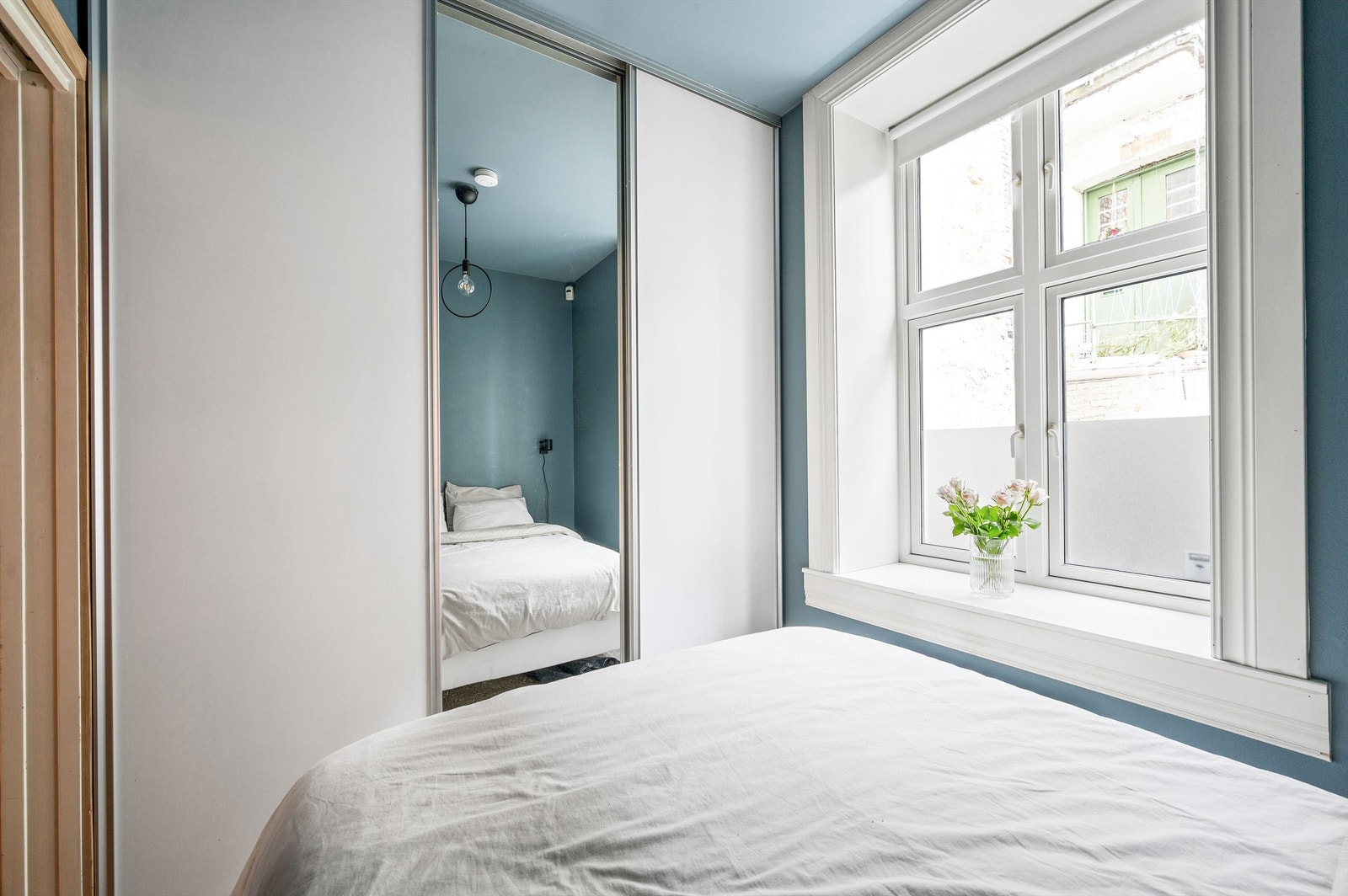 Garderobeskapet byr på god plass til ekstra oppbevaring. Galleribilde