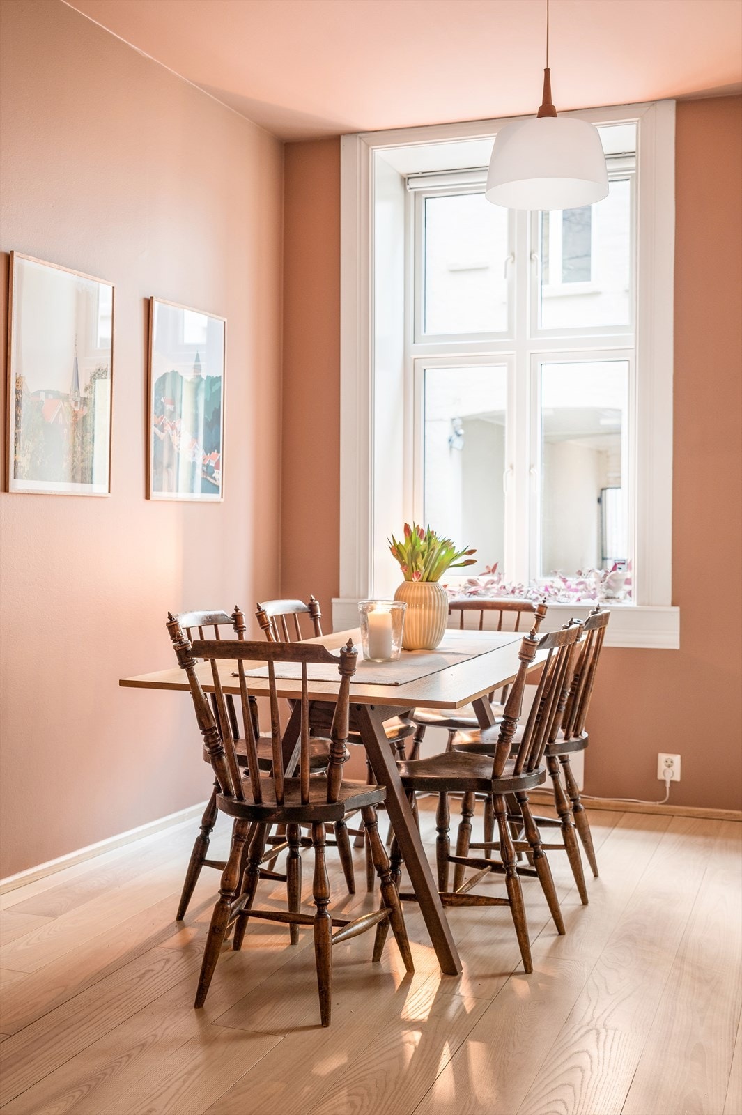 Det er god plass til et større spisebord hvor man kan nyte hyggelige middager med familie og venner. Galleribilde